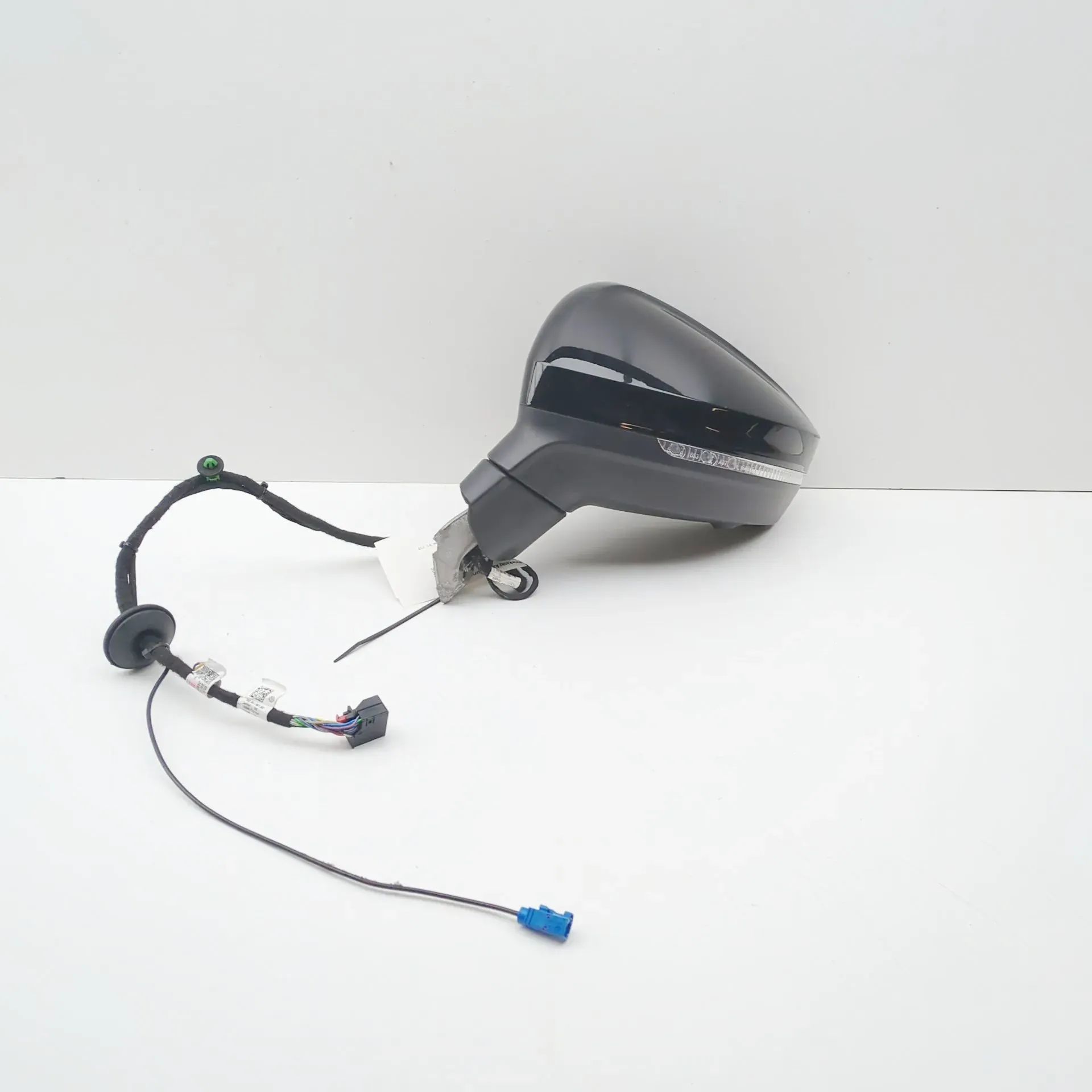 Volkswagen Touareg Left Side Wing Mirror E1041458 Left Side Wing Mirror VW TOUAREG (CR7)...