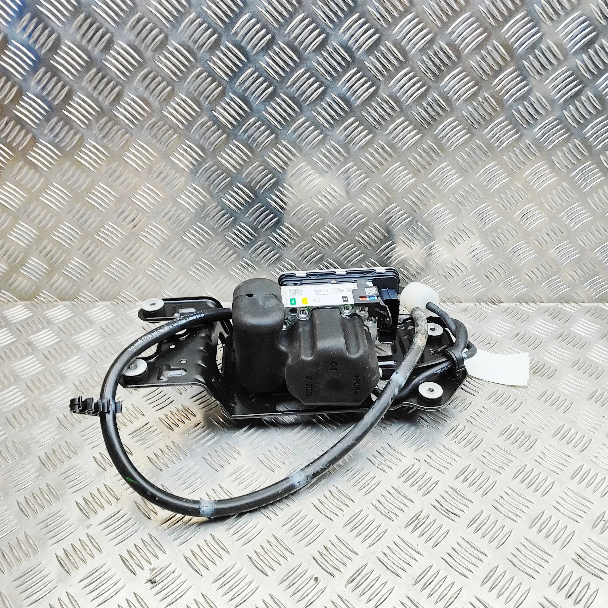 BMW X7 (G07) Air Suspension Compressor 5A70699 Air Suspension Compressor BMW X7 (G07) ...