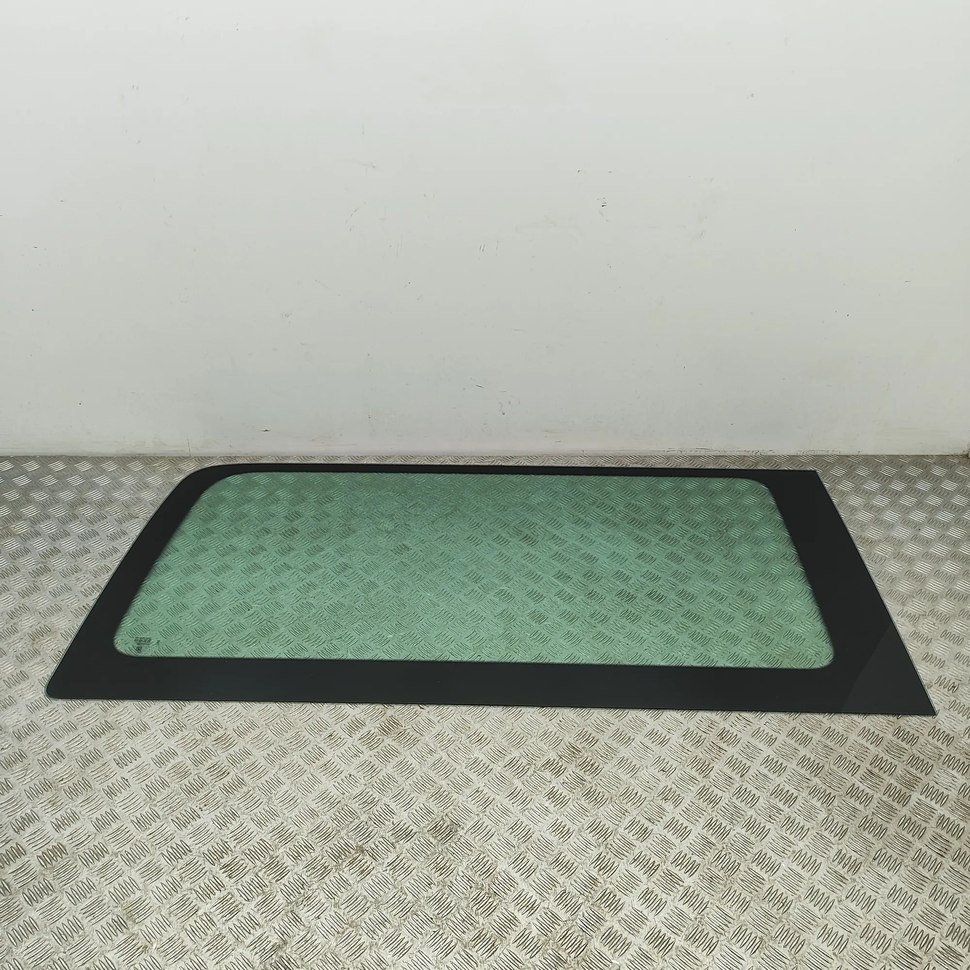 Mercedes-Benz Sprinter (W906) Rear Right Side Body Window A9076701700 Rear Right Side Body Window MERCEDE...