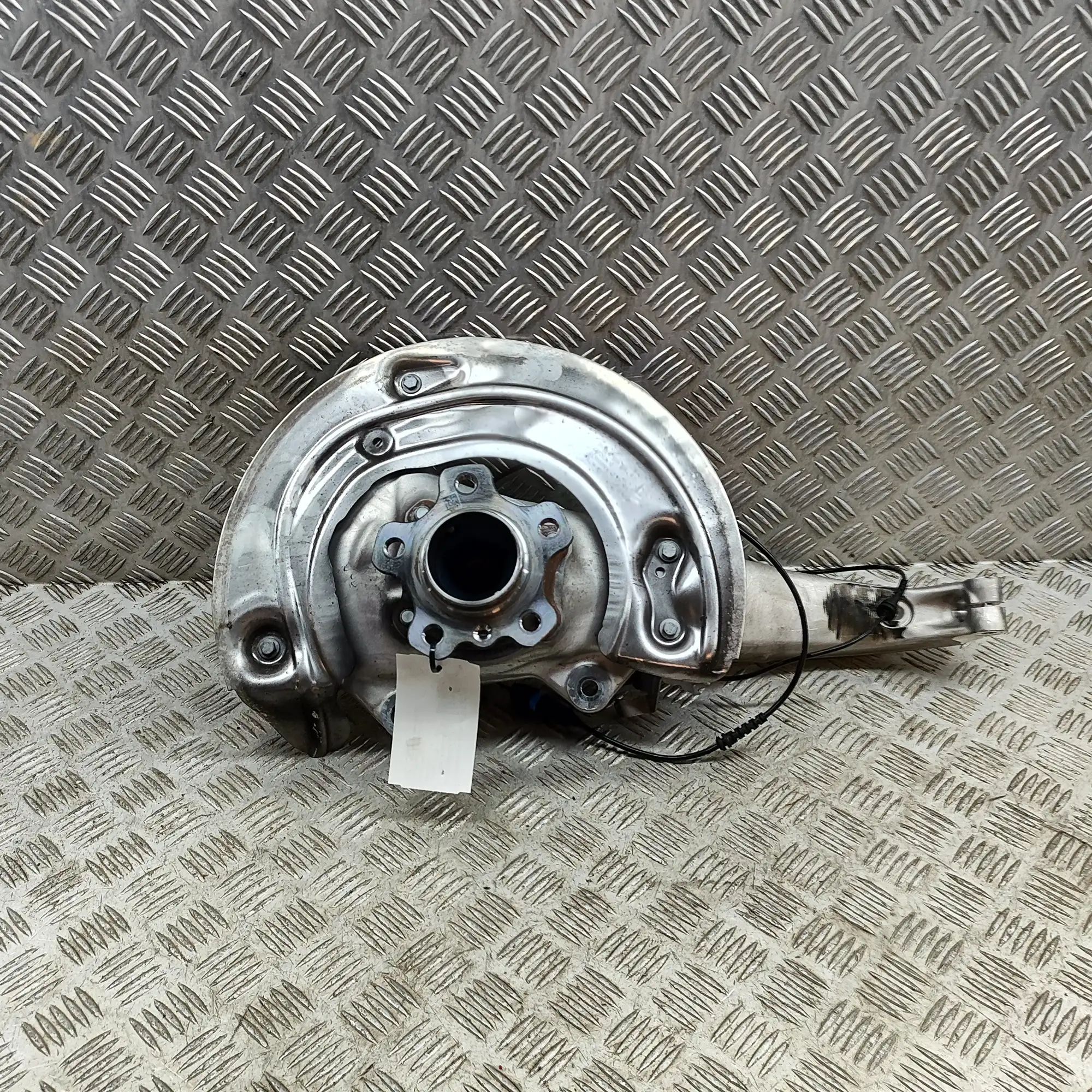 BMW 5 / i5 (G60 / G61) Front Left Wheel Hub 6898327 Front Left Wheel Hub BMW 5 SERIES (G60)...