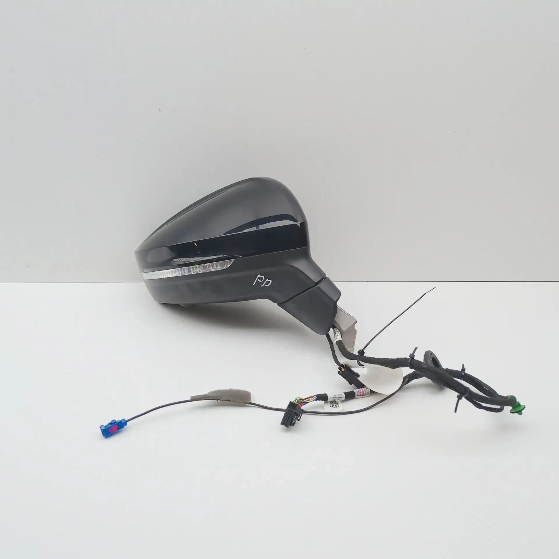 Volkswagen Touareg Right Side Wing Mirror E1041458 Right Side Wing Mirror VW TOUAREG (CR7...