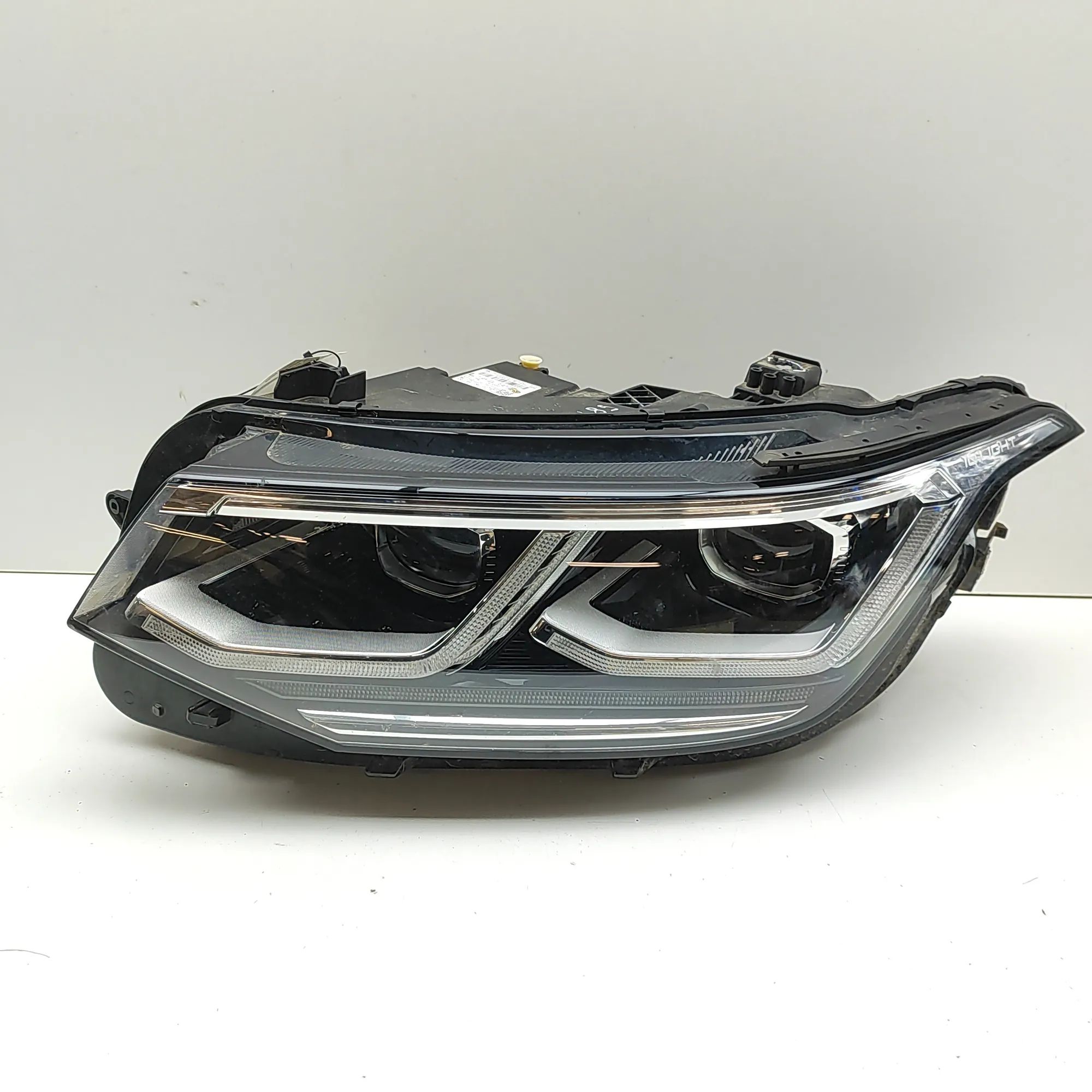 Volkswagen Tiguan Front Left Headlight 5NC941081G Front Left Headlight VW TIGUAN (AD1)...