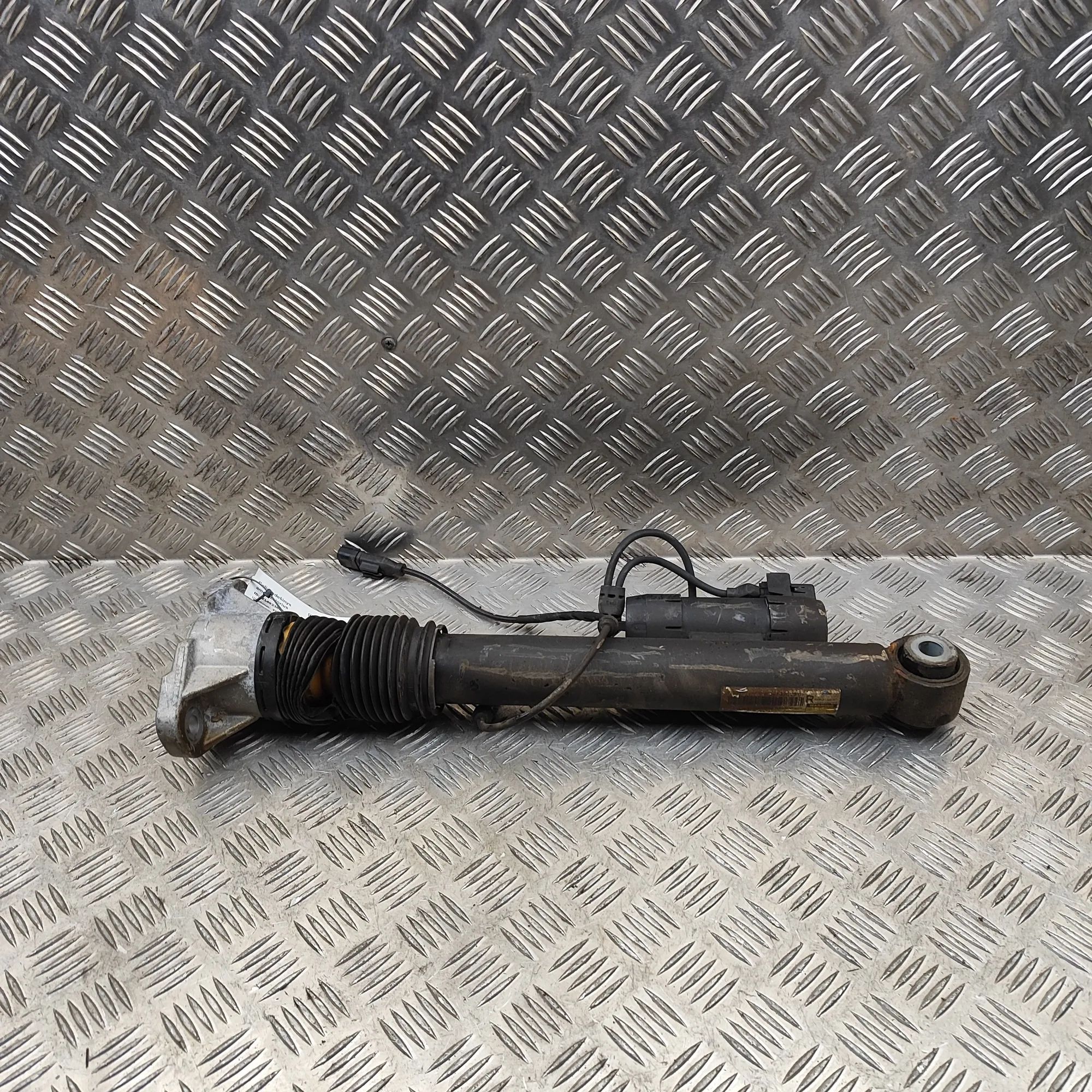 Mercedes-Benz GLE (W167) Rear Right Shock Absorber A1673202201 Rear Right Shock Absorber MERCEDES-...