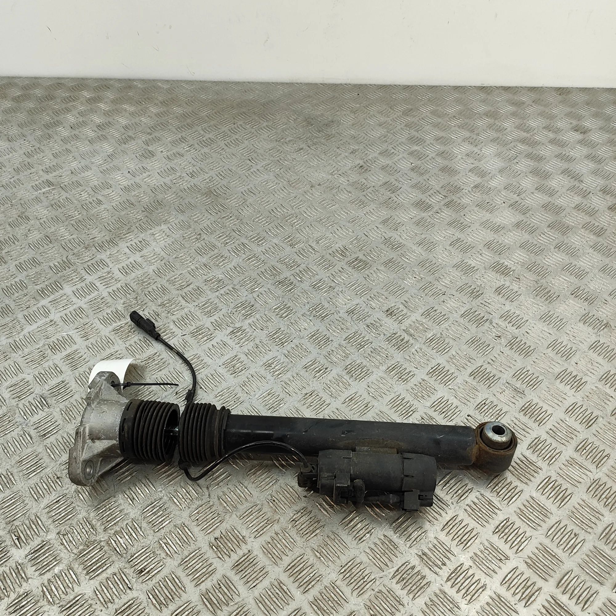 Mercedes-Benz GLE (W167) Rear Right Shock Absorber A1673209000 Rear Right Shock Absorber MERCEDES-...