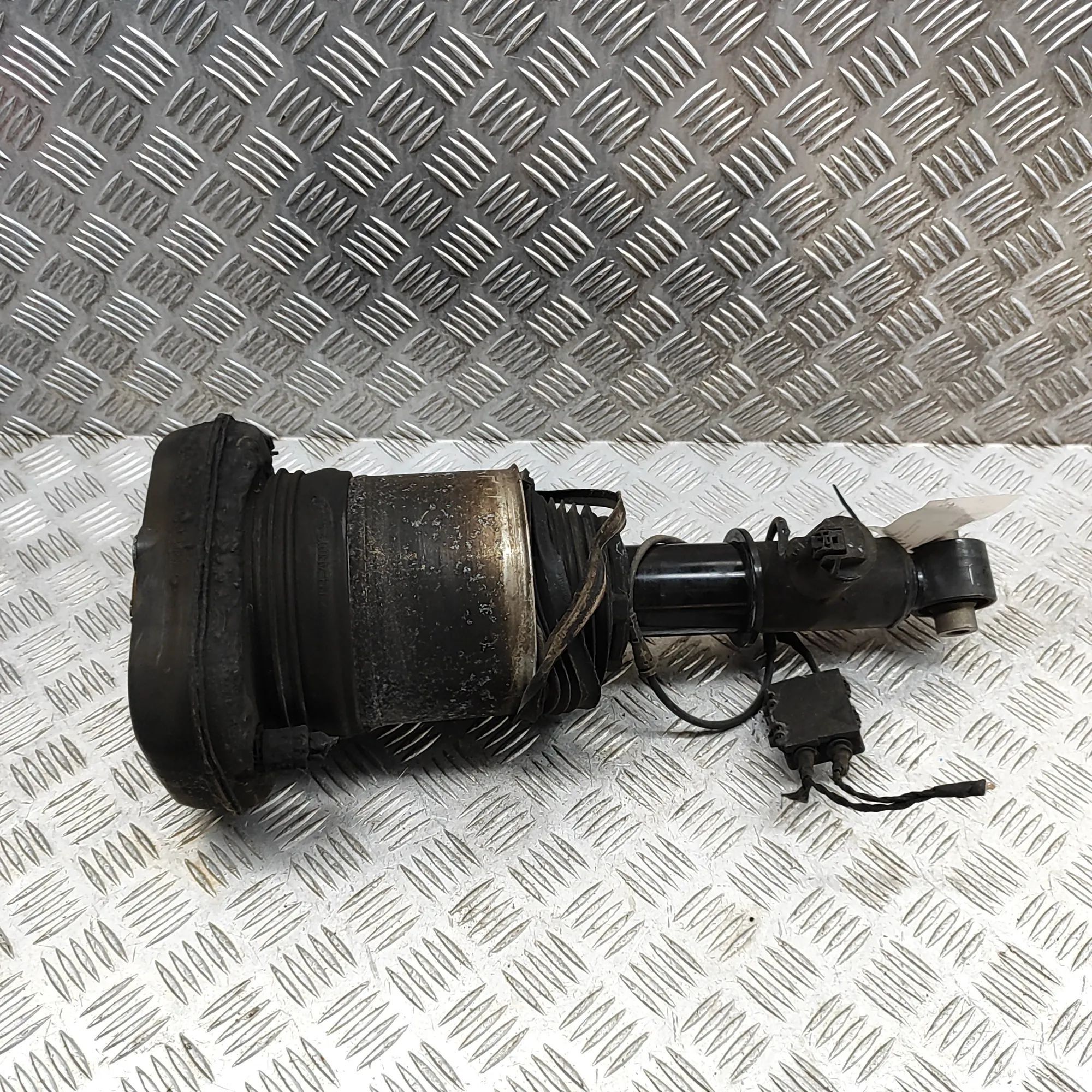BMW i4 (G26) Rear Left Air Shock Absorber 5A49DC5 Rear Left Air Shock Absorber BMW I4 (G2...