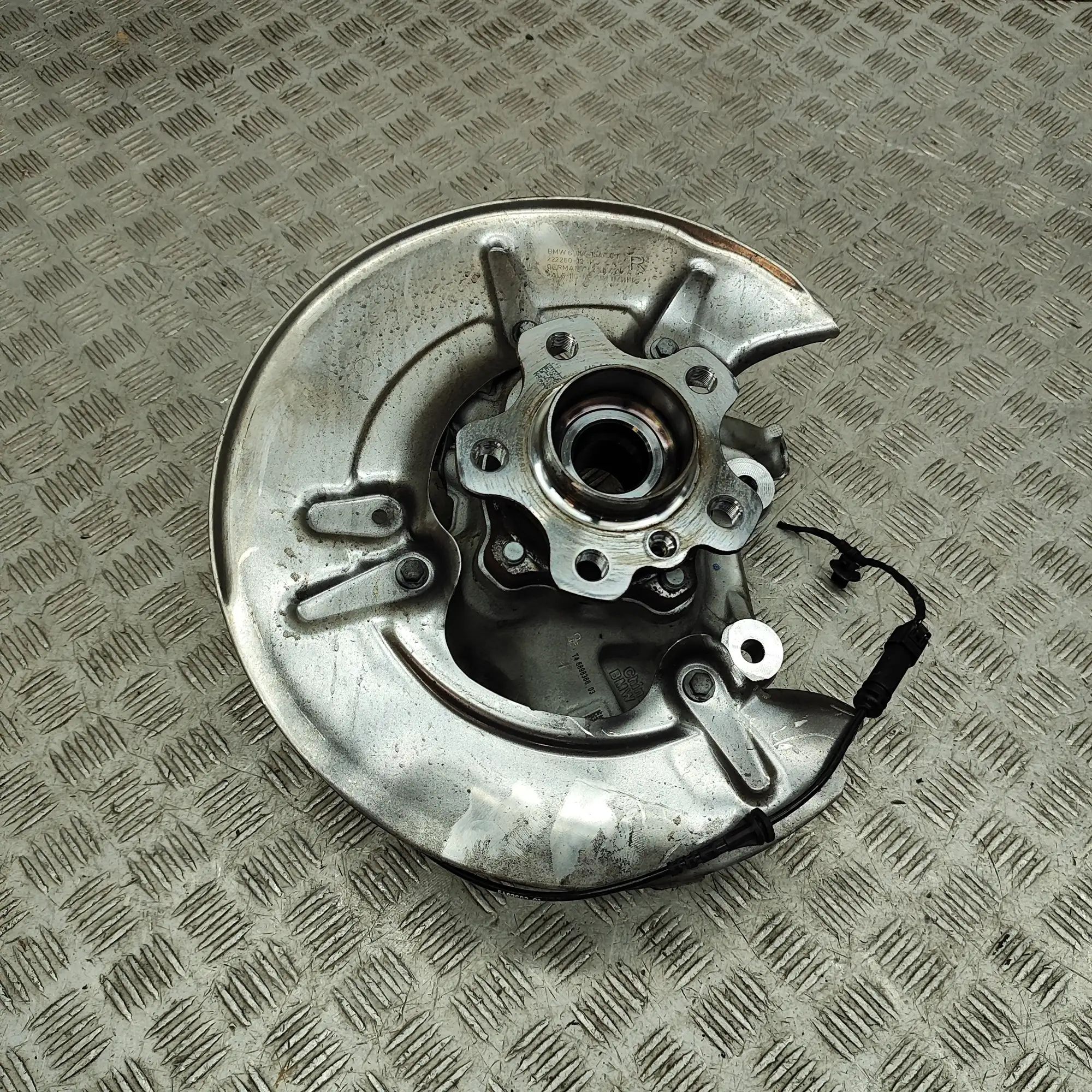 BMW 5 / i5 (G60 / G61) Rear Right Wheel Hub 6898366, 8831484, 6898368 Rear Right Wheel Hub ...
