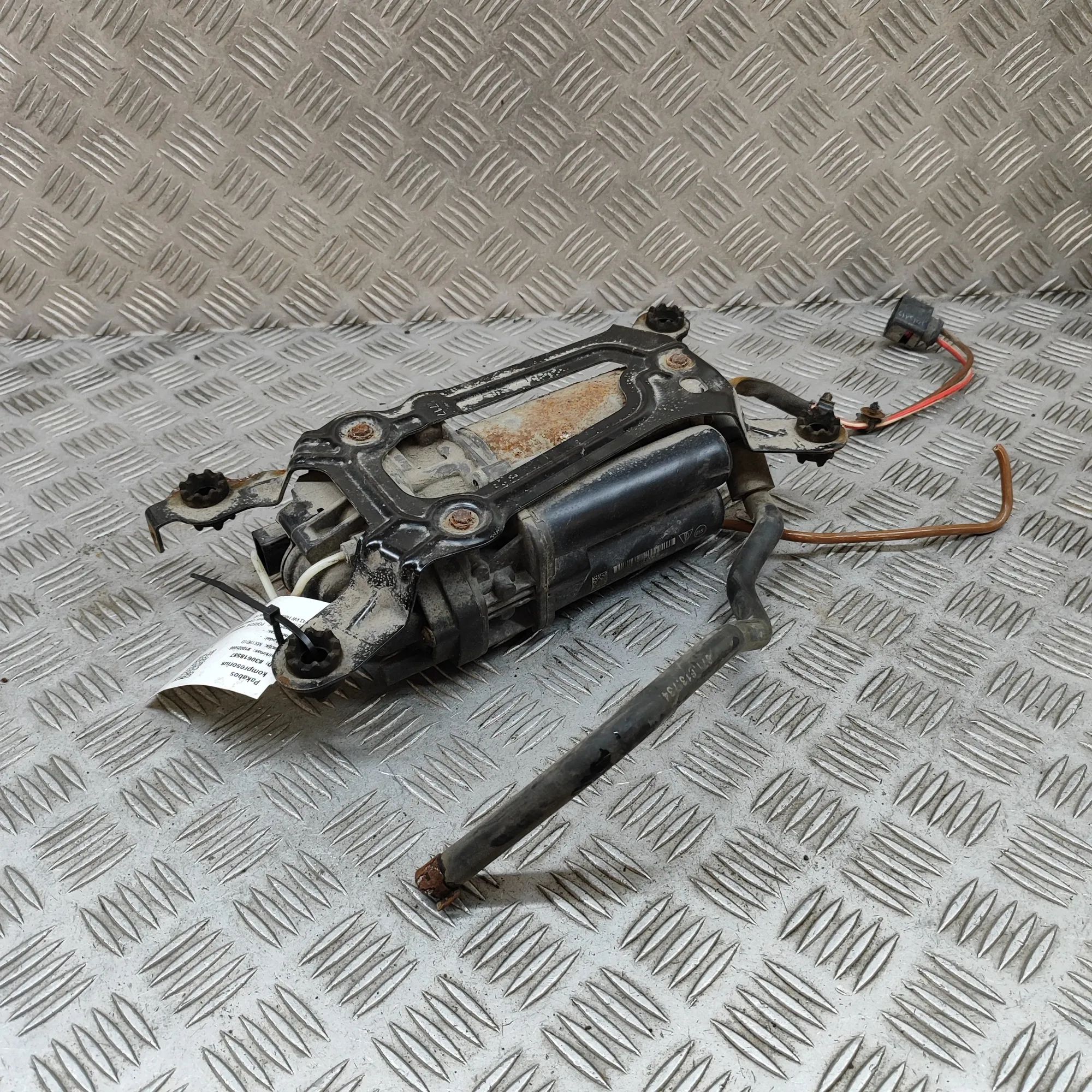 Porsche Panamera Air Suspension Compressor 971616006B Air Suspension Compressor PORSCHE PA...