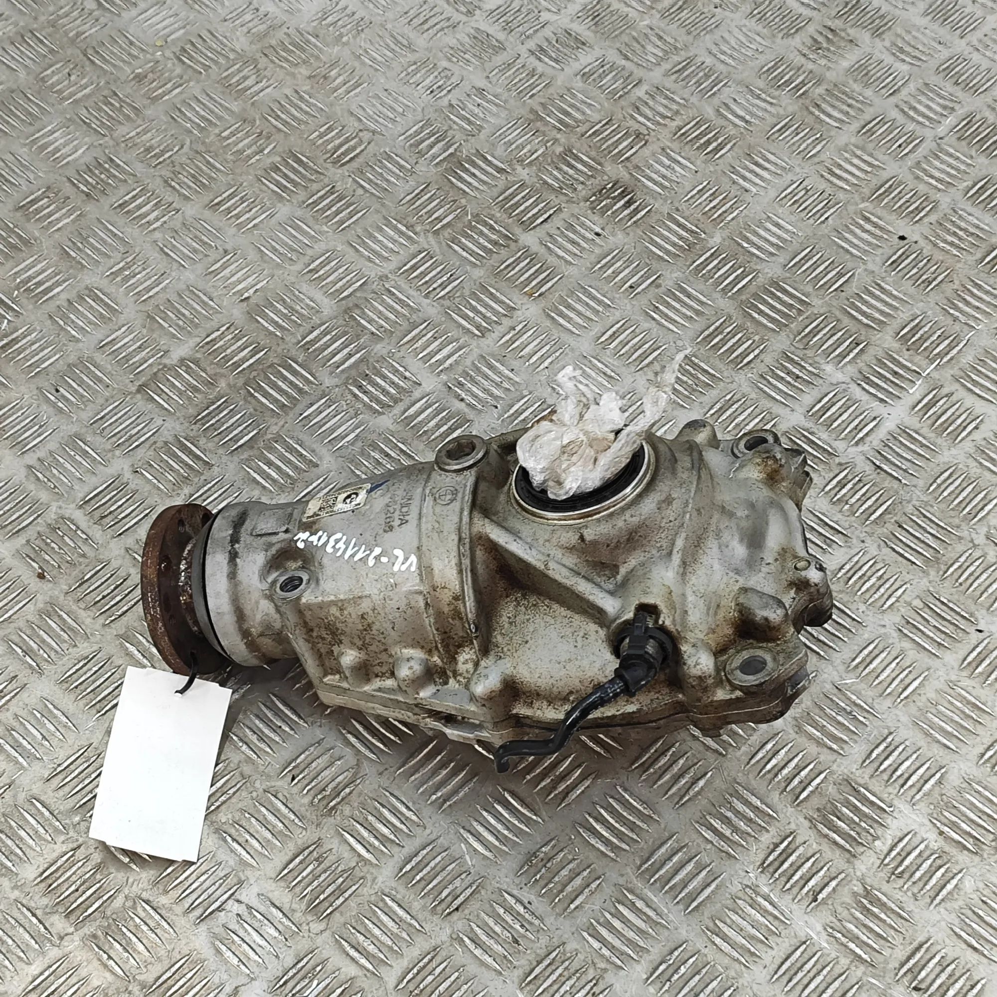 BMW 3 (E90 / E91 / E92 / E93) передний редуктор 8618379 Front Differential BMW 3 SERIES (F30, F...