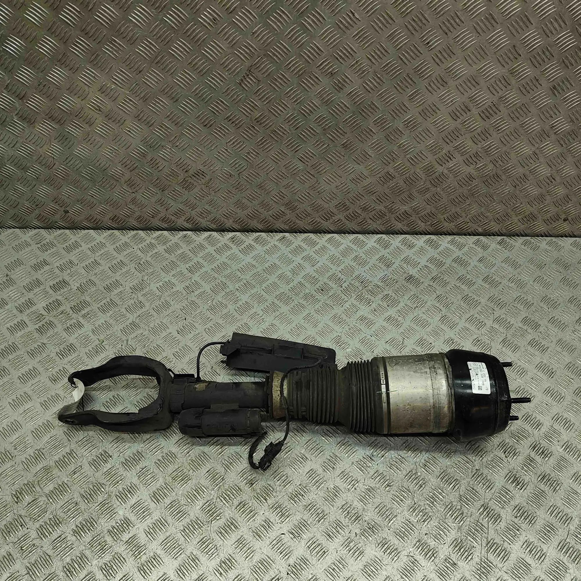 Mercedes-Benz ML / GLE (W166) Front Left Air Shock Absorber A2923201300 Front Left Air Shock Absorber MERCE...