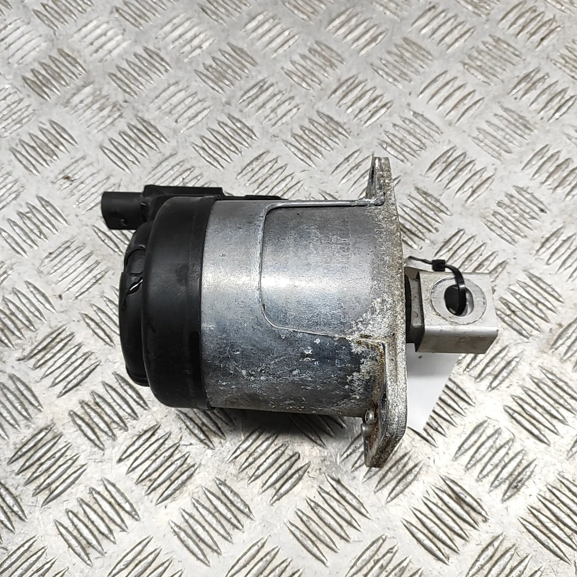Porsche 911 (992) Right Side Engine Mount 992199534A, 992199384F Right Side Engine Mount ...