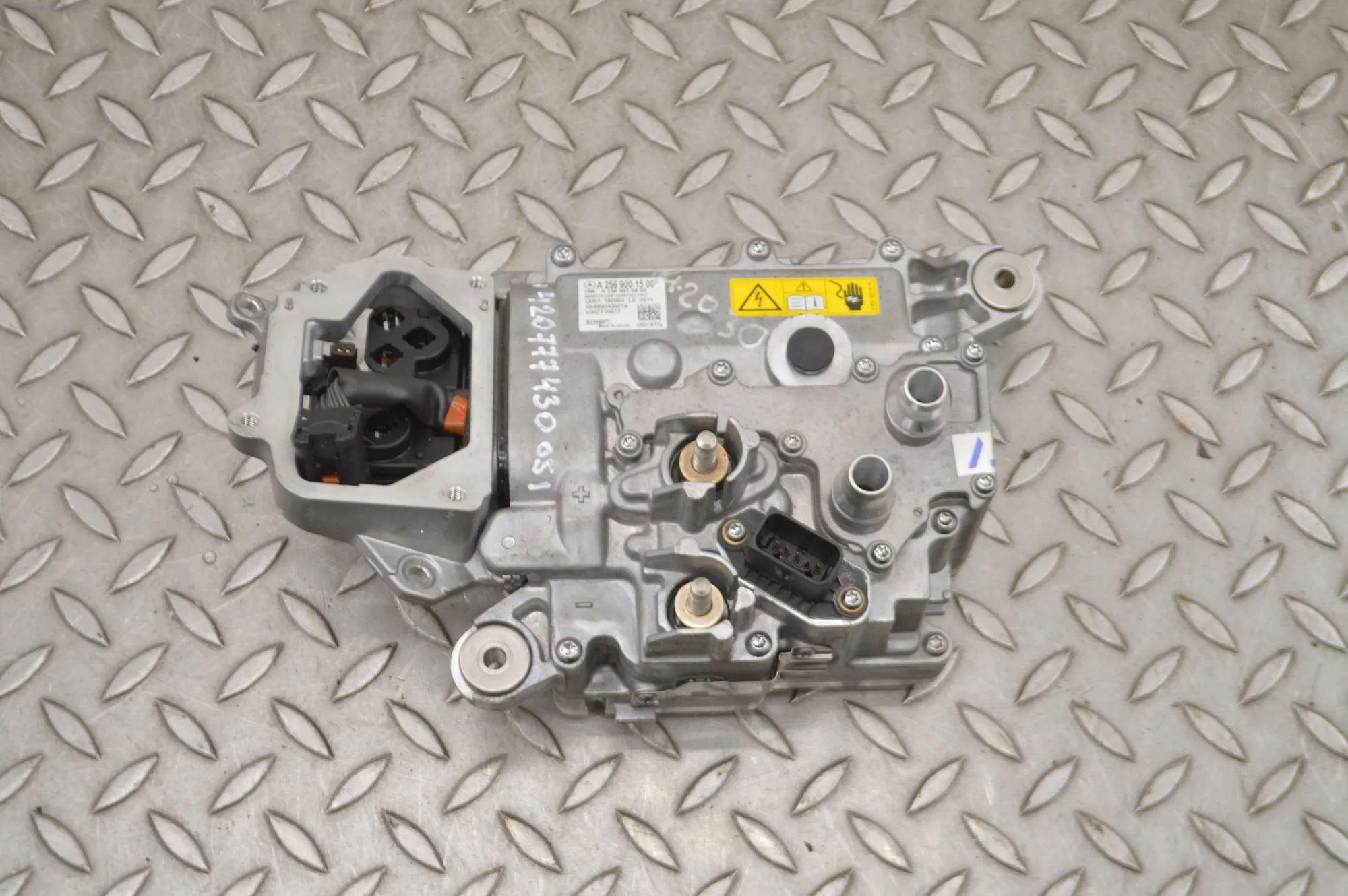 Mercedes-Benz CLS (C257) Voolukonverter 12v-230v A2569001500 Inverter MERCEDES-BENZ CLS (C257) (...