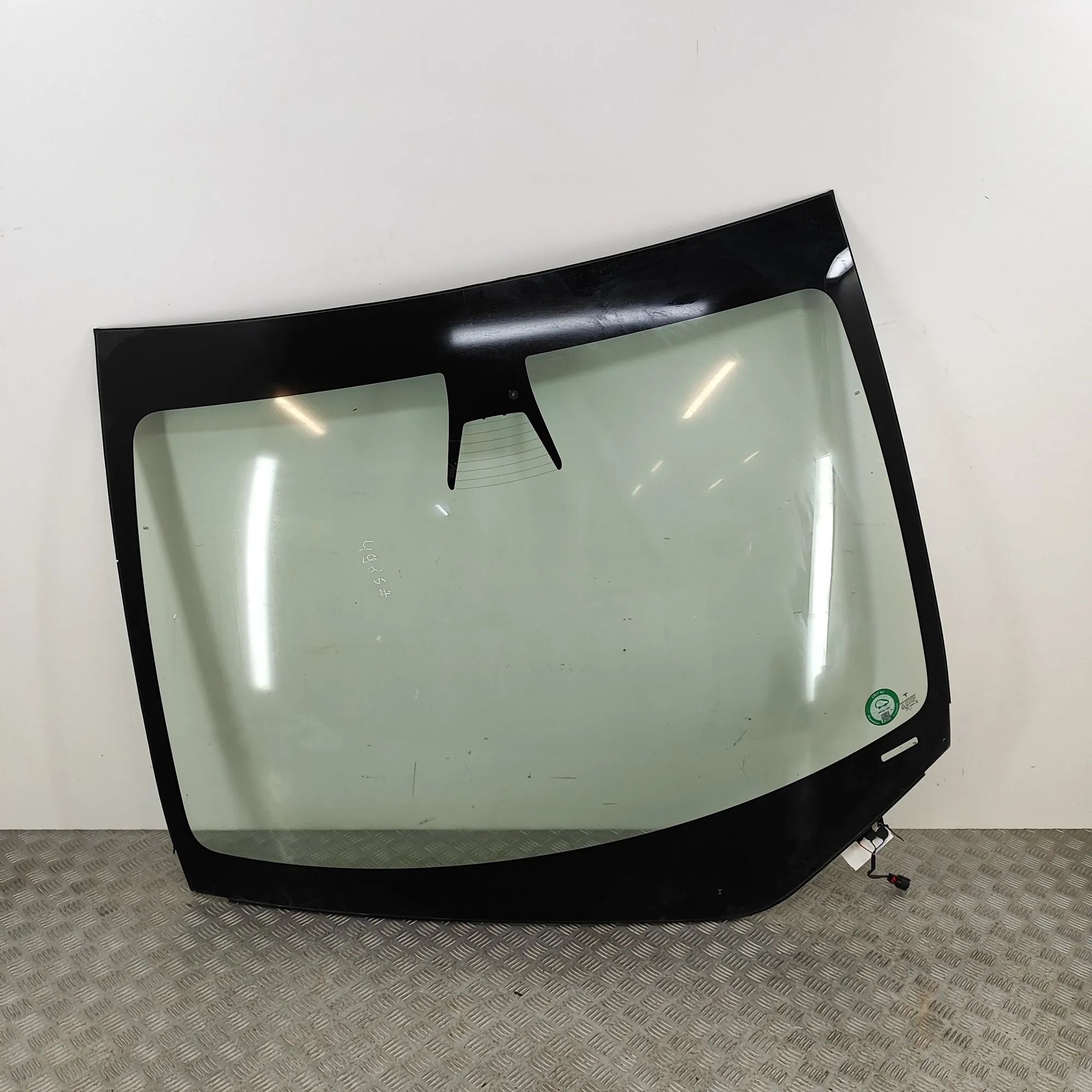 Tesla Model Y Front Windshield 43R-011070, 1569190-00-C Front Windshield TESLA...