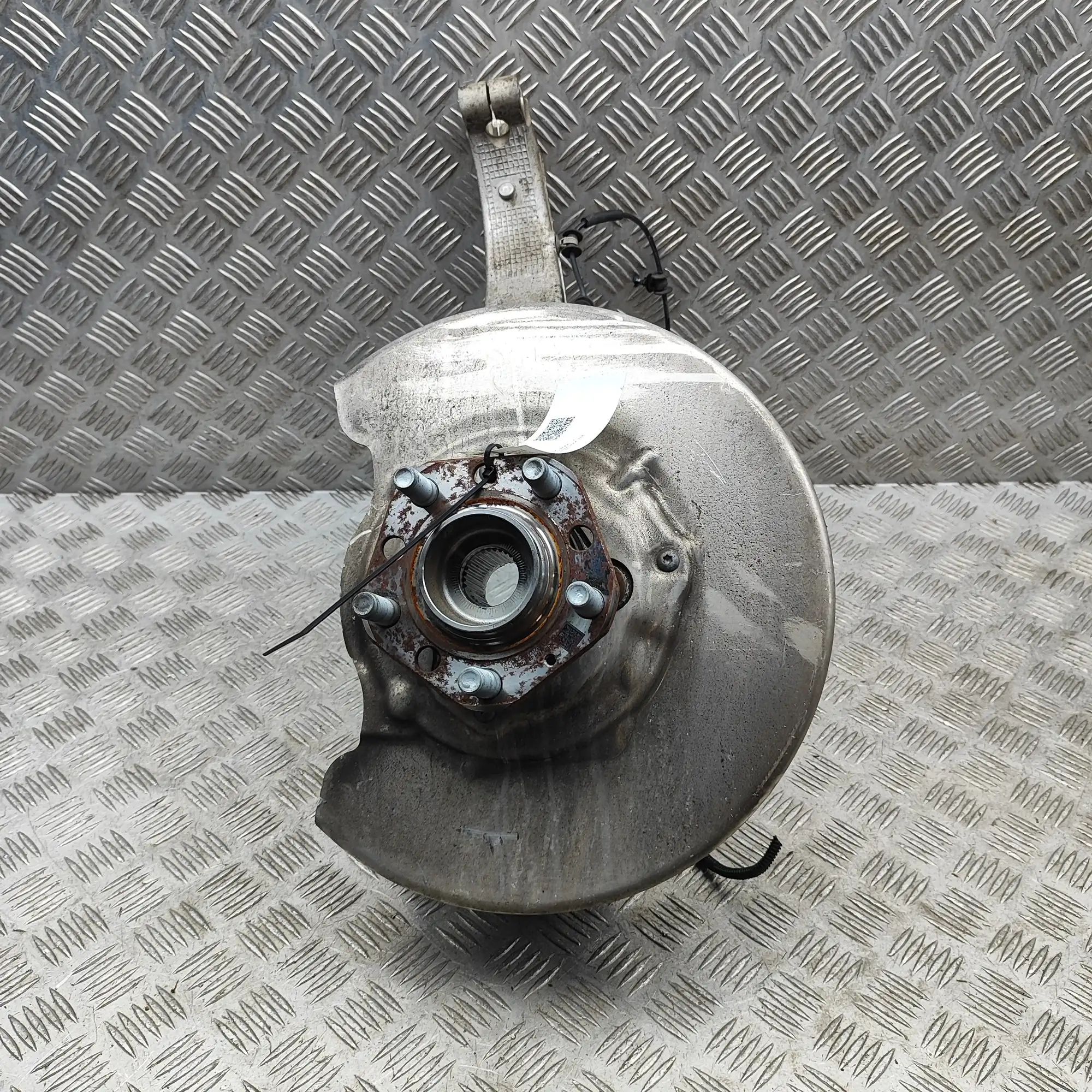 Tesla Model Y Front Right Wheel Hub 1188316-00-F, 1044123-00-B Front Right Wheel Hu...