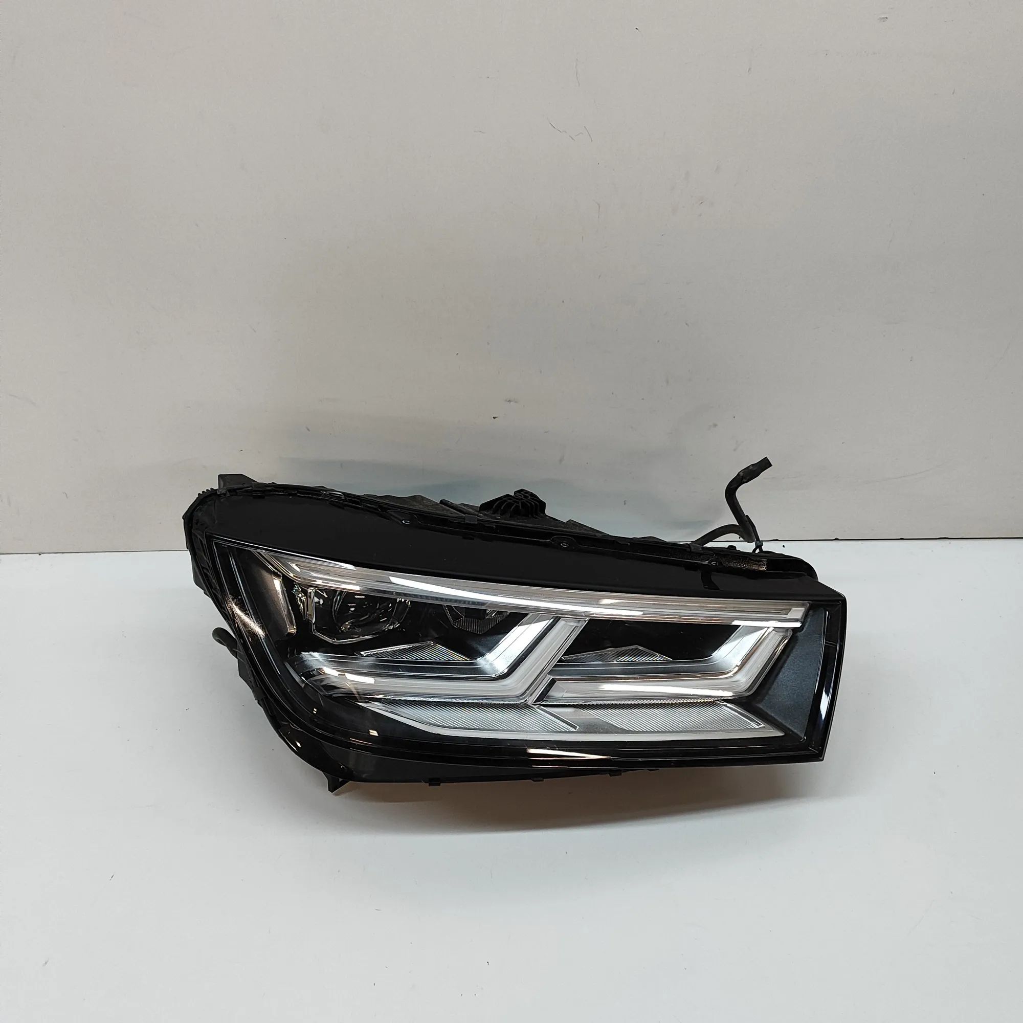 Audi Q5 (FY) Front Right Headlight LE14C6350, 80A941034D Front Right Headlight AUD...