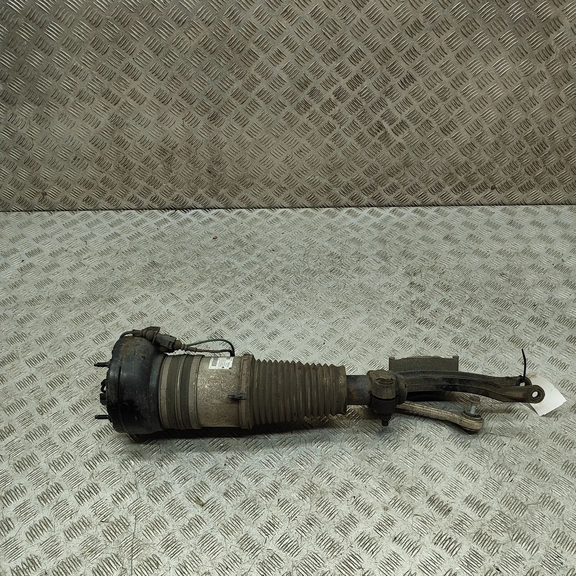 Audi A8 (D4) Front Right Air Shock Absorber 4H0616039AQ Front Right Air Shock Absorber AUDI...