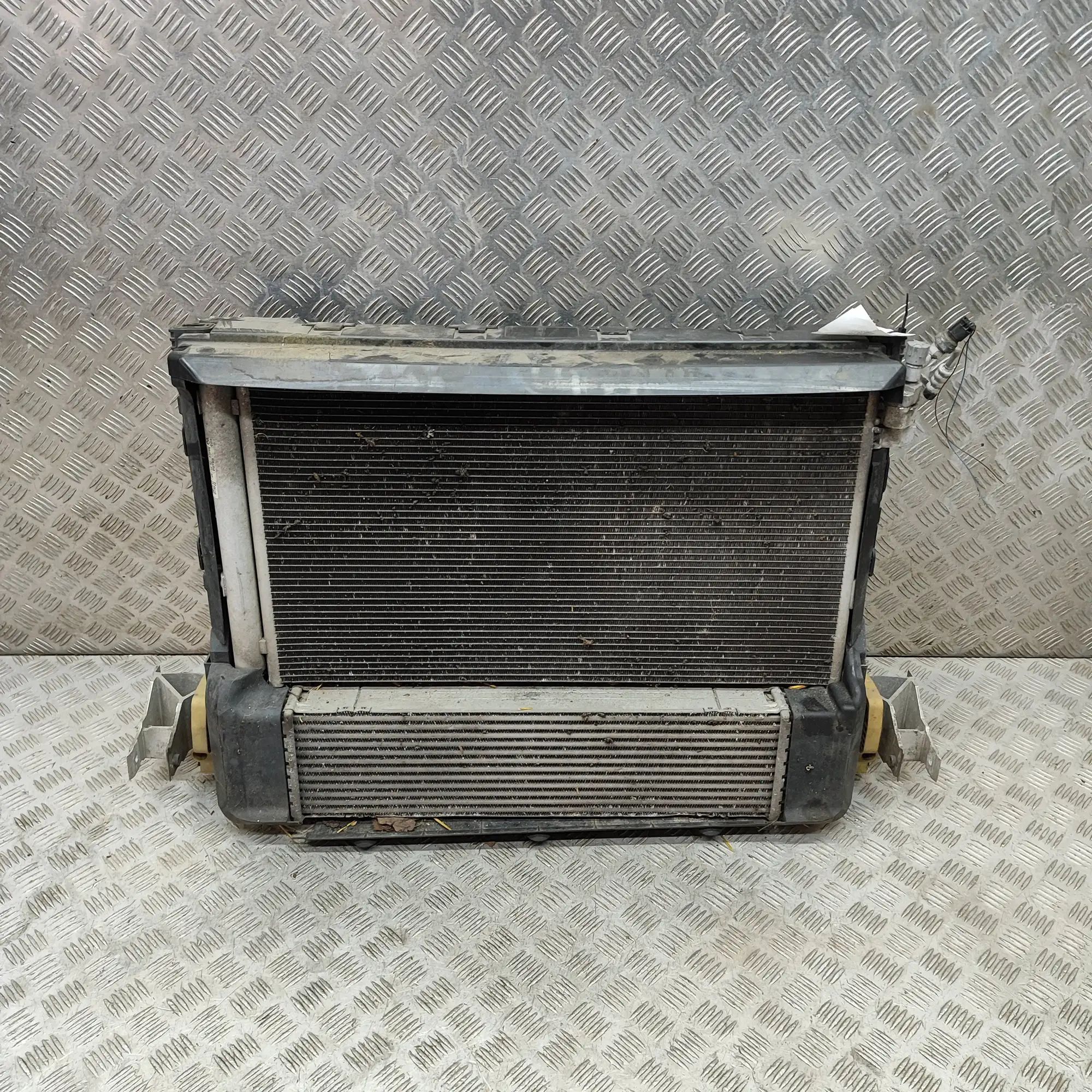 BMW 7 (F01 / F02 / F03 / F04) Cooling Radiator Pack 8474824, 8617086, 9364258 Cooling Radiator Pack...