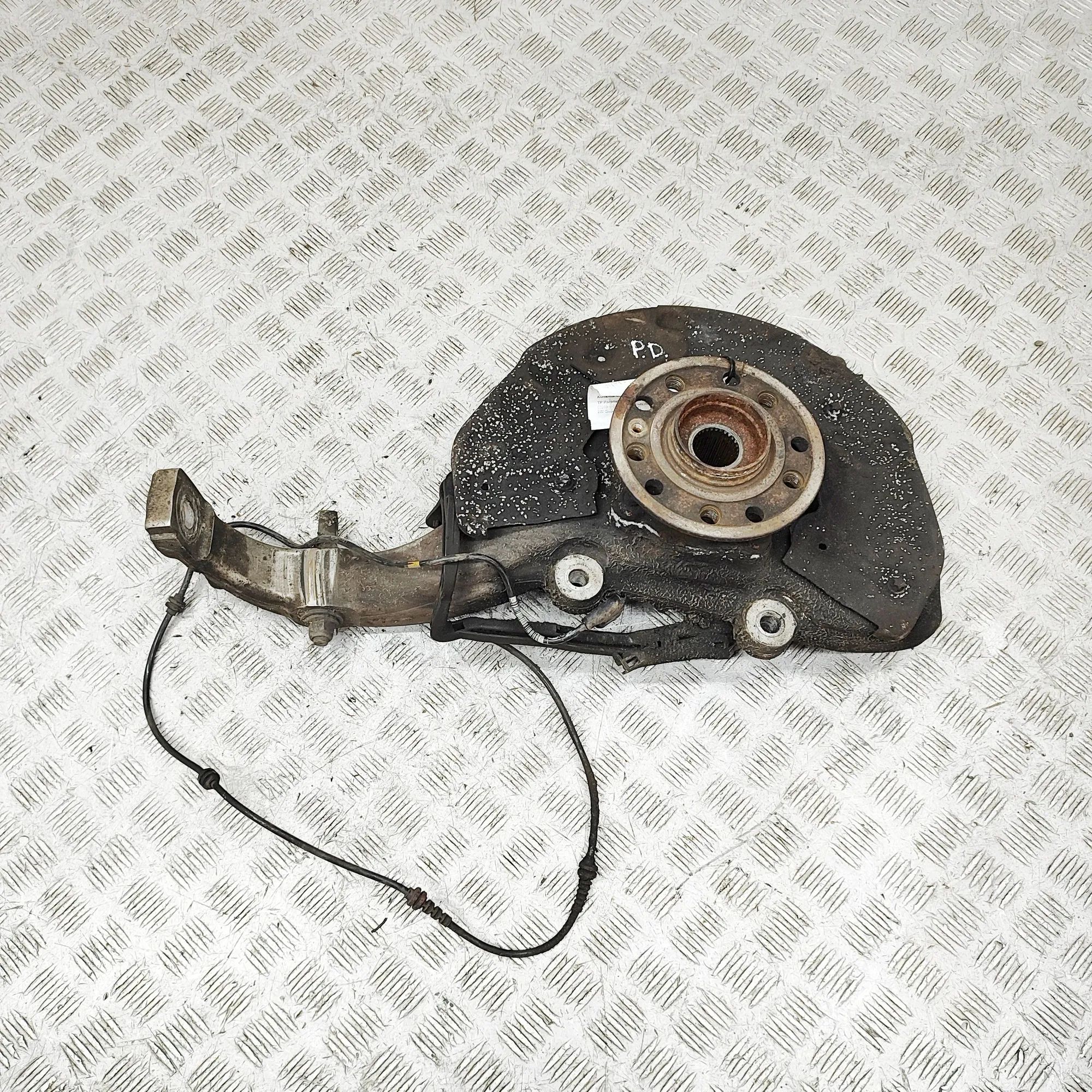 Mercedes-Benz A (W176) Front Right Wheel Hub A2053326600 Front Right Wheel Hub MERCEDES-BENZ...