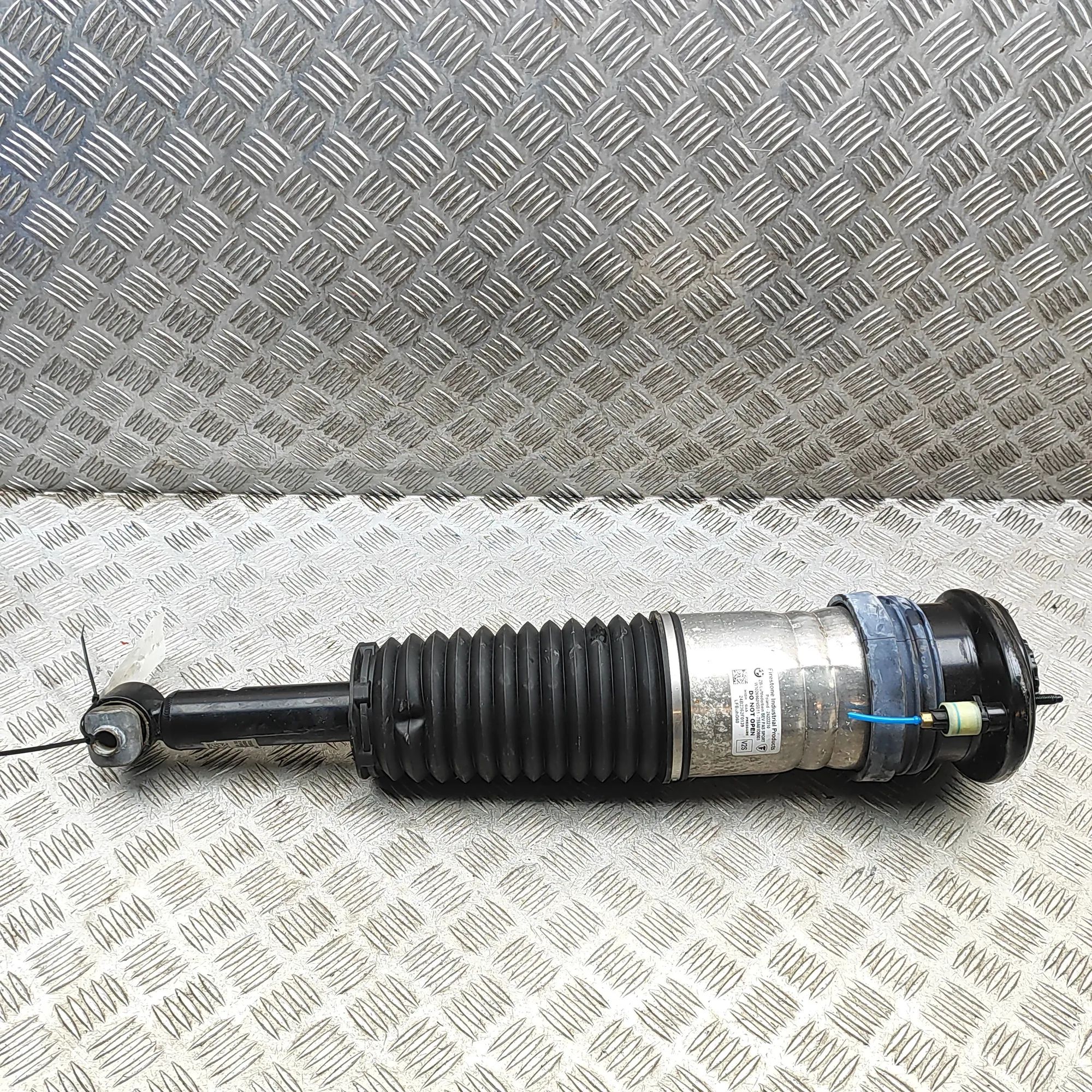 BMW 5 (G30 / G31) Rear Right Air Shock Absorber 7235825441, 5A01D95 Rear Right Air Shock Absorb...