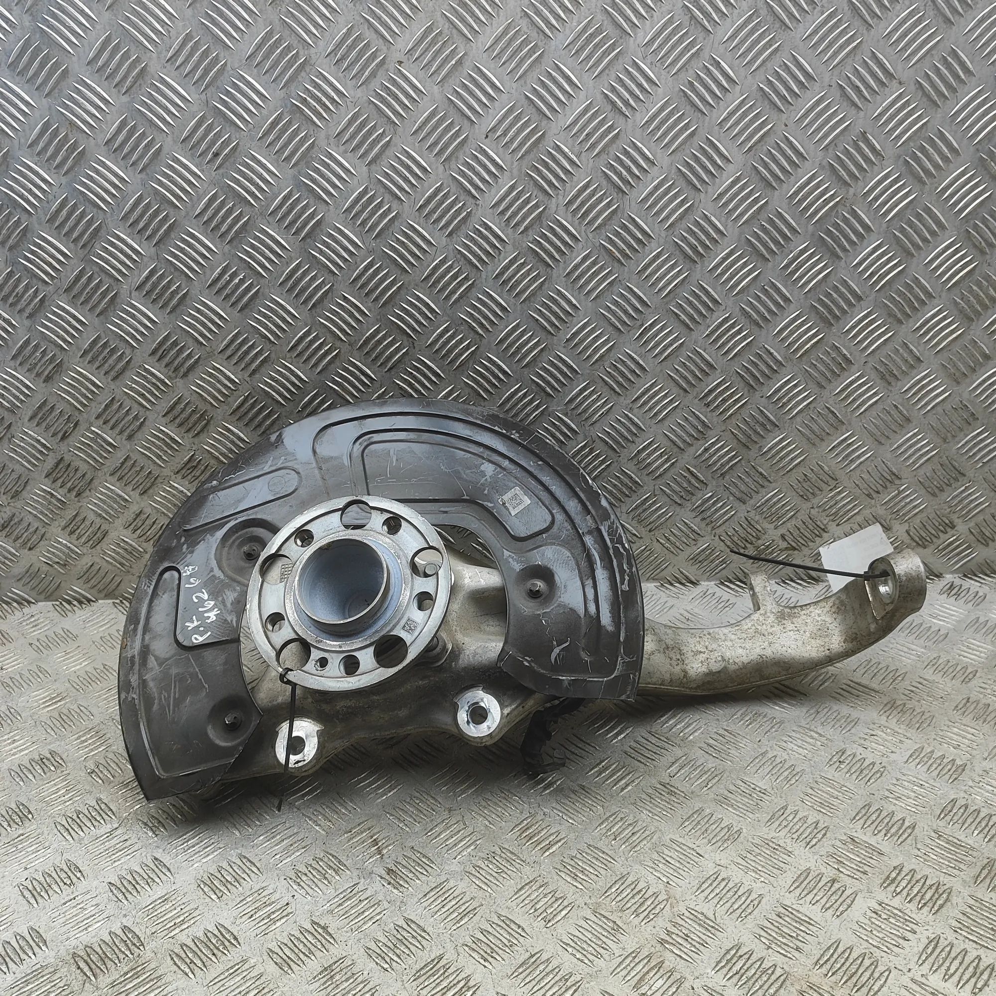 Mercedes-Benz EQS (V297 / X296) Front Left Wheel Hub A2973320700, A2975461100, A2975405800 Front Lef...
