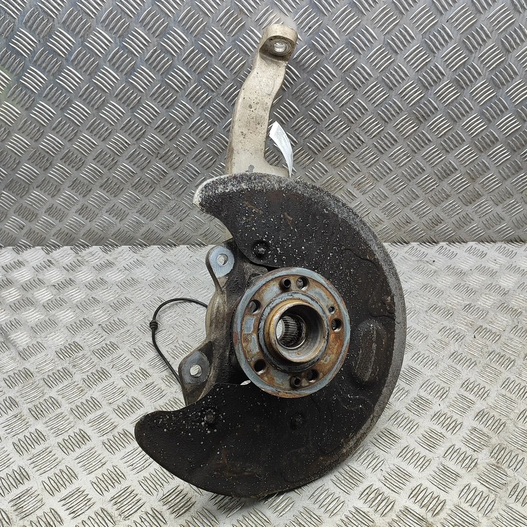 Mercedes-Benz GLE (W167) Front Right Wheel Hub A1673340300, A1673322600 Front Right Wheel Hub ...