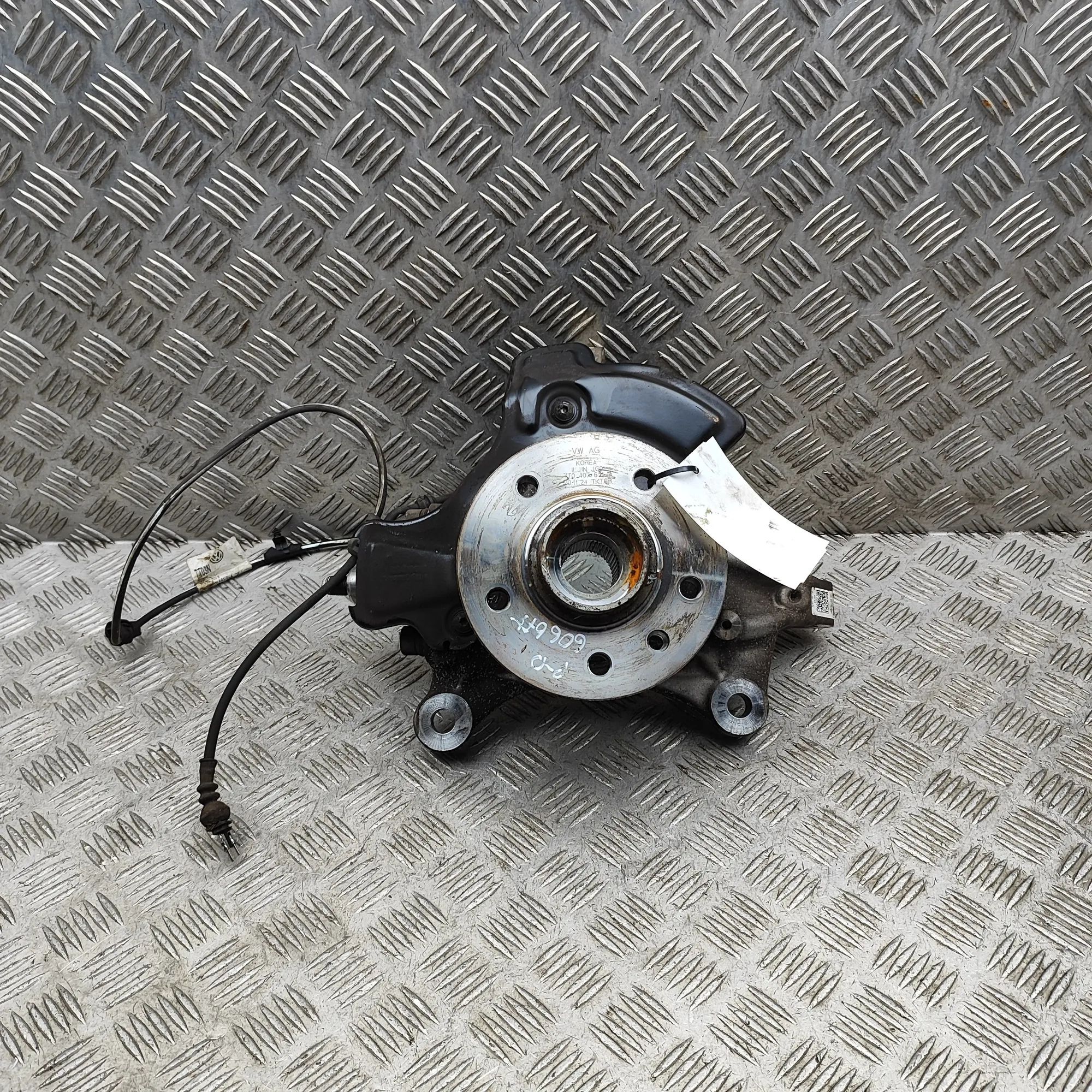 Volkswagen Multivan (T7) Front Right Wheel Hub 7T0407254B, 7T0407621A Front Right Wheel Hub VW...