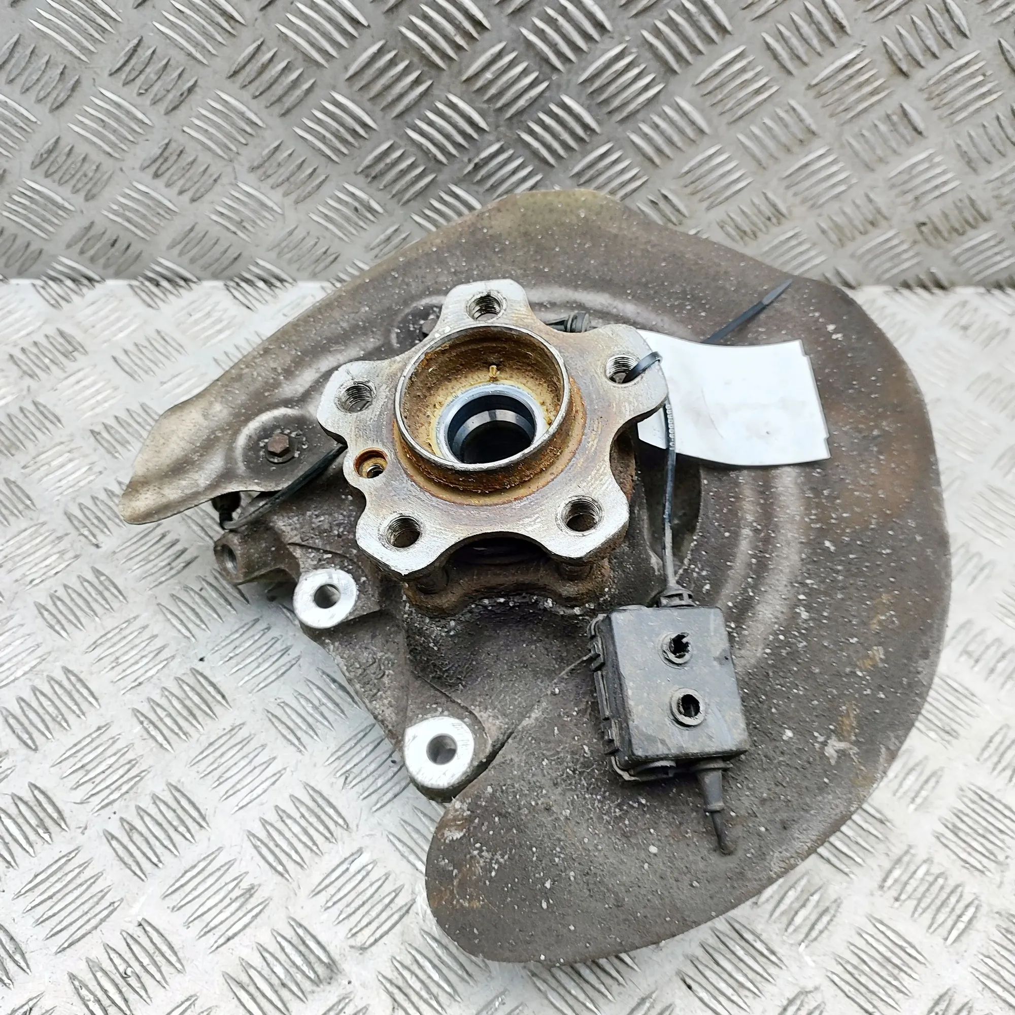 BMW X3 / iX3 (G01) Rear Left Wheel Hub Spindle 6882598 Rear Left Wheel Hub Spindle BMW X3 (G01...
