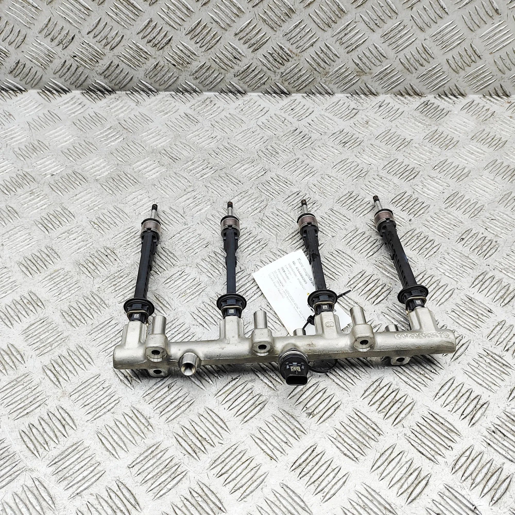 Mercedes-Benz CLA (C118) Fuel Rail 0261500812, A2820702700, A2820702800 Fuel Rail ...