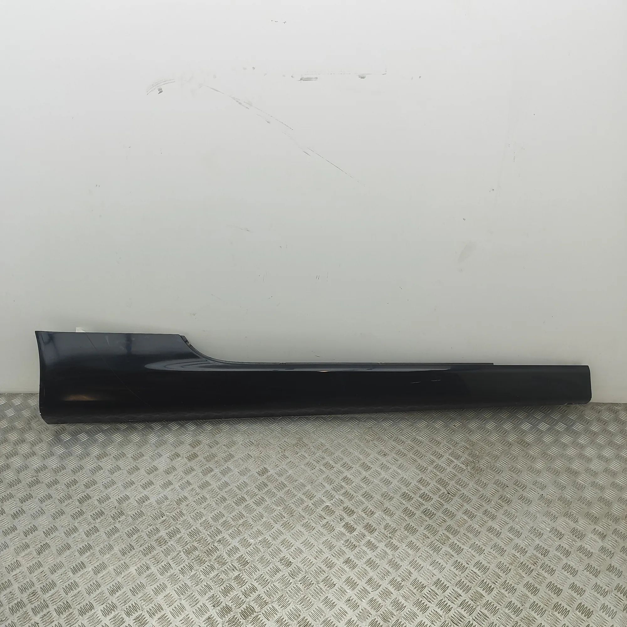Right Side Plastic Sideskirt Cover Brand/Model: ASTON MARTIN DB9
Year: 2008
Engine...