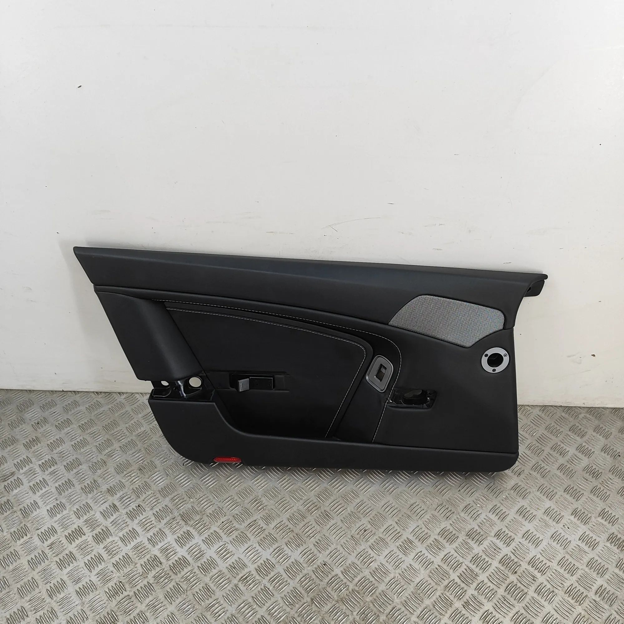 Front Left Door Panel Brand/Model: ASTON MARTIN VANTAGE
Year: 2006
En...