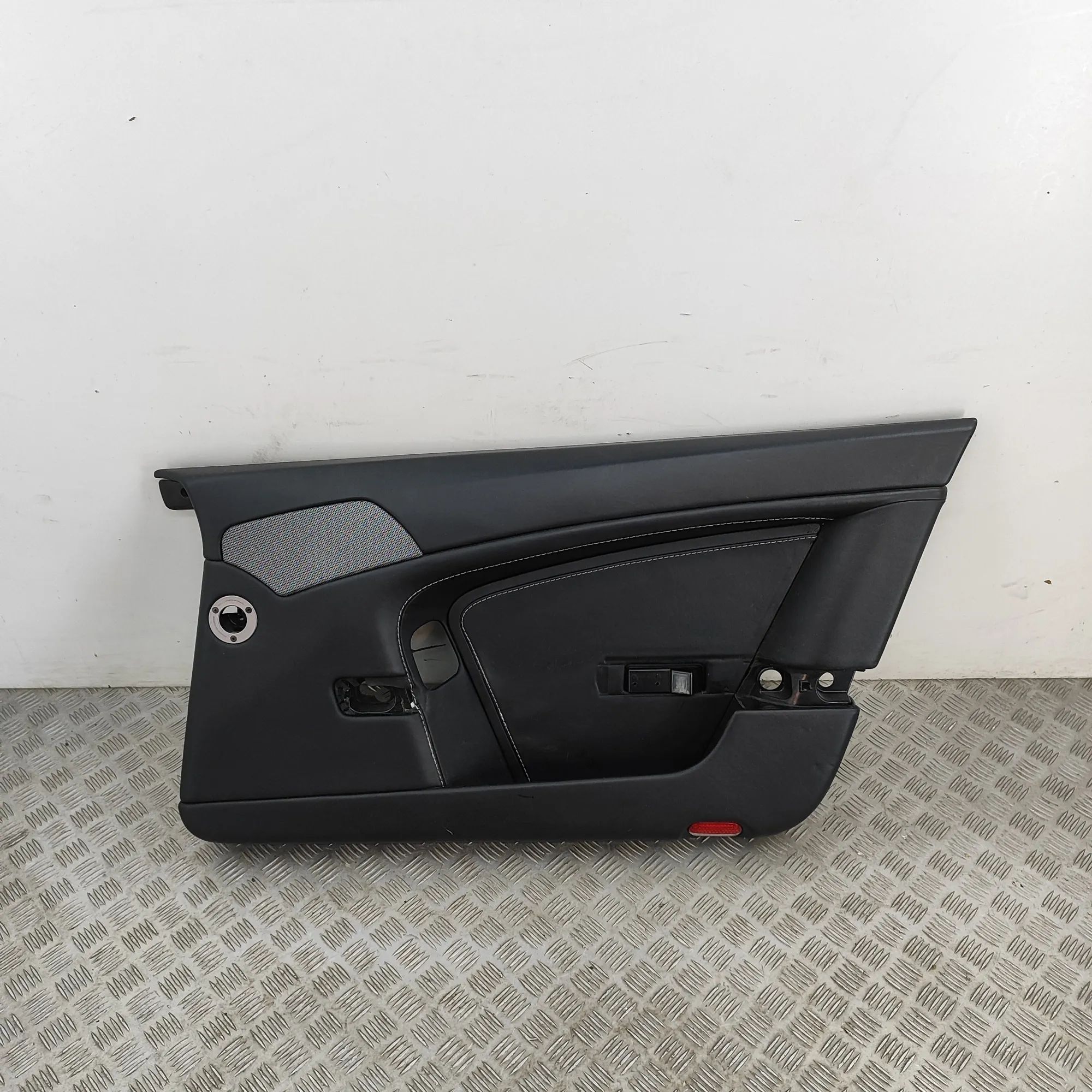 Front Right Door Panel Brand/Model: ASTON MARTIN VANTAGE
Year: 2006
En...