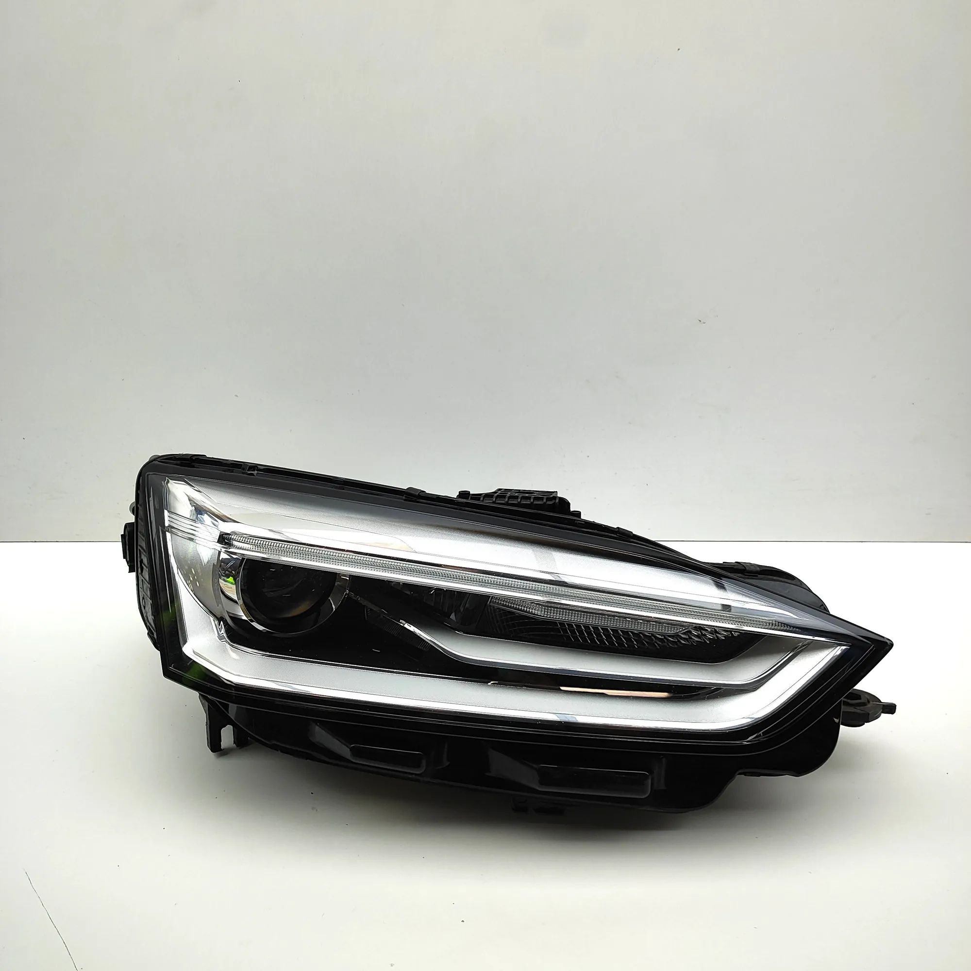 Audi A5 (B8) Front Right Headlight 4M0907397AA, 8W6941006D Front Right Headlight A...