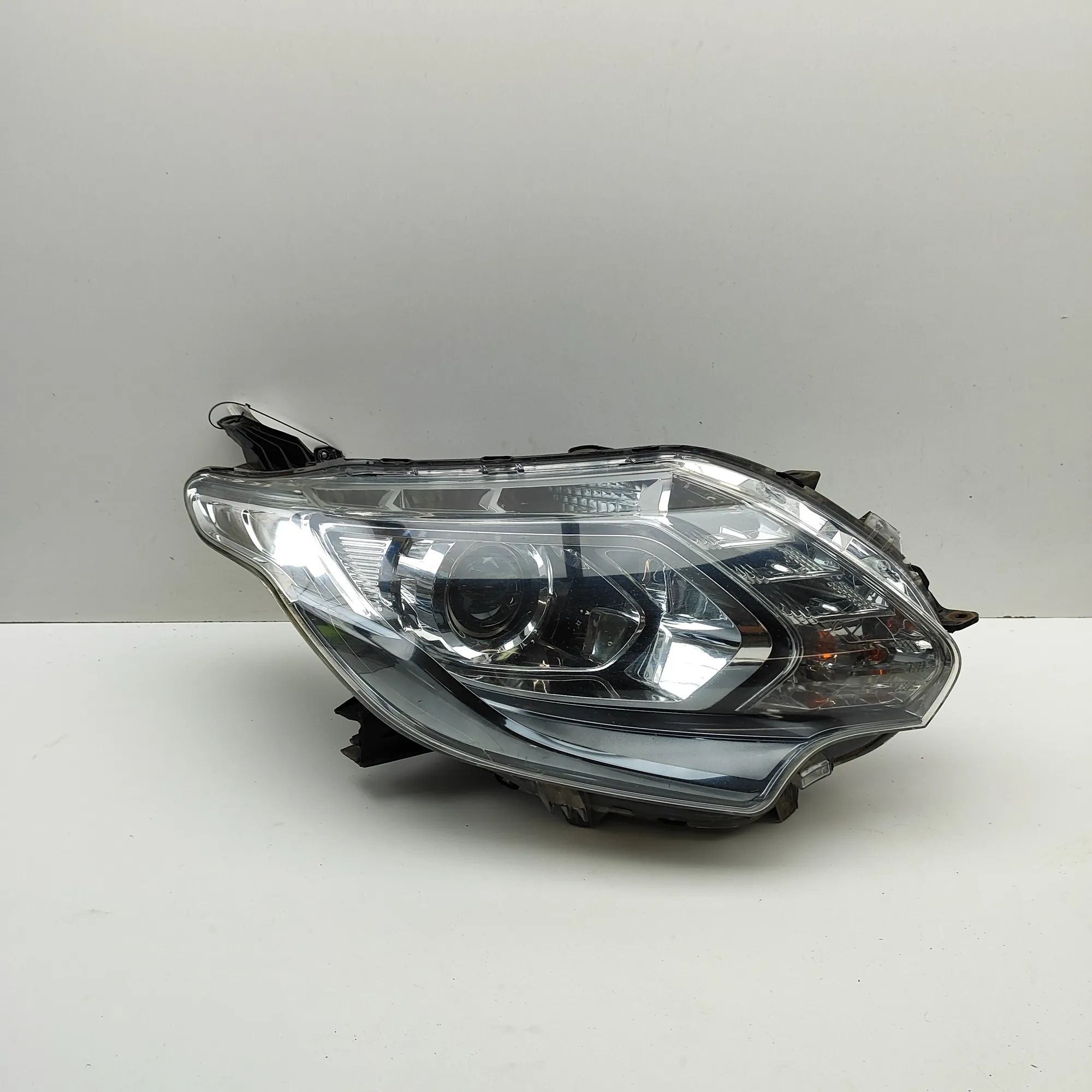 Mitsubishi Eclipse Cross Front Right Headlight 8301C742 Front Right Headlight MITSUBISHI L (20...