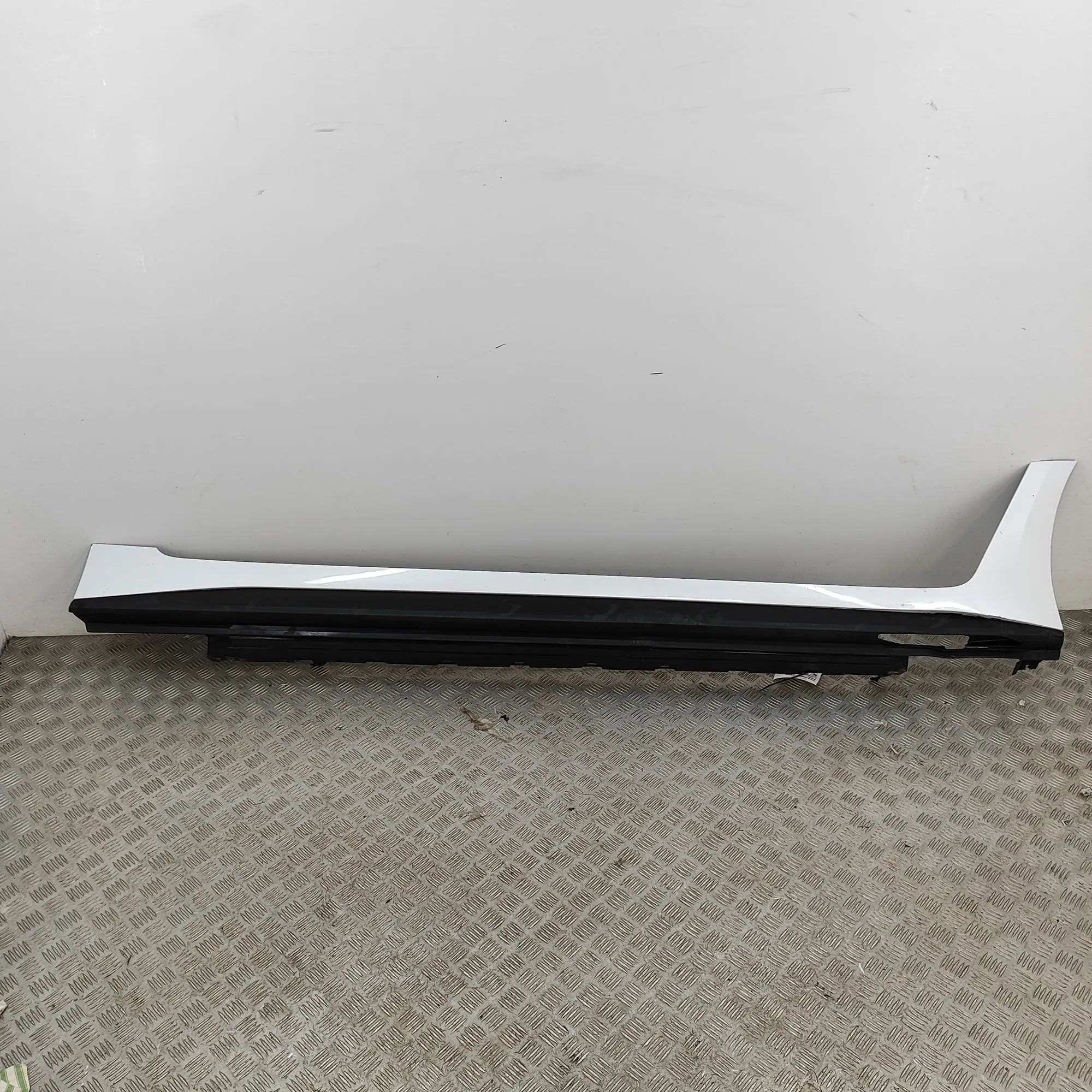 BMW i4 (G26) Right Side Plastic Sideskirt Cover 5A360E8 Right Side Plastic Sideskirt Cover BMW ...