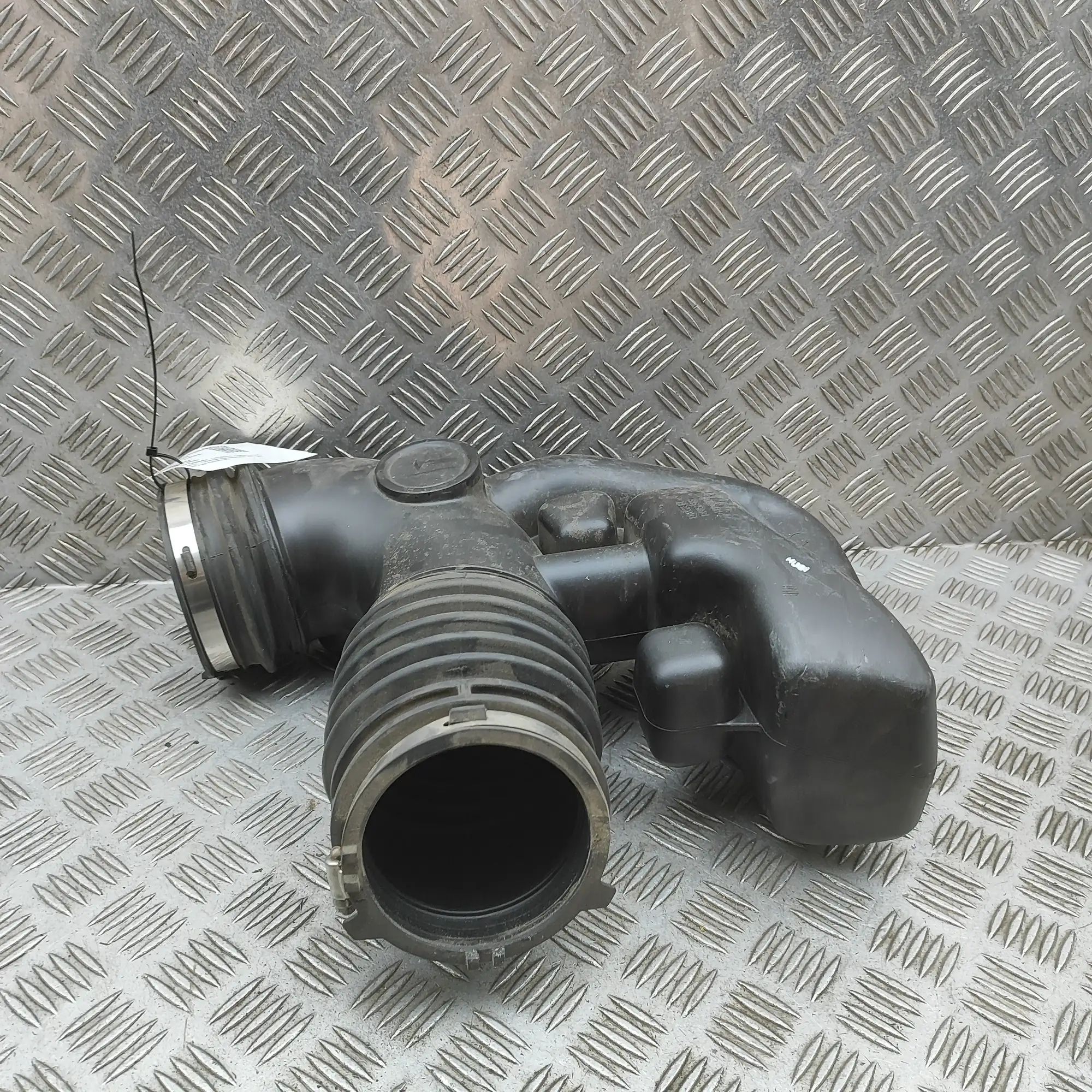 Chevrolet Corvette (C7) Air Intake Tube 84092388, 84092387 Air Intake Tube CHEVROLET CO...