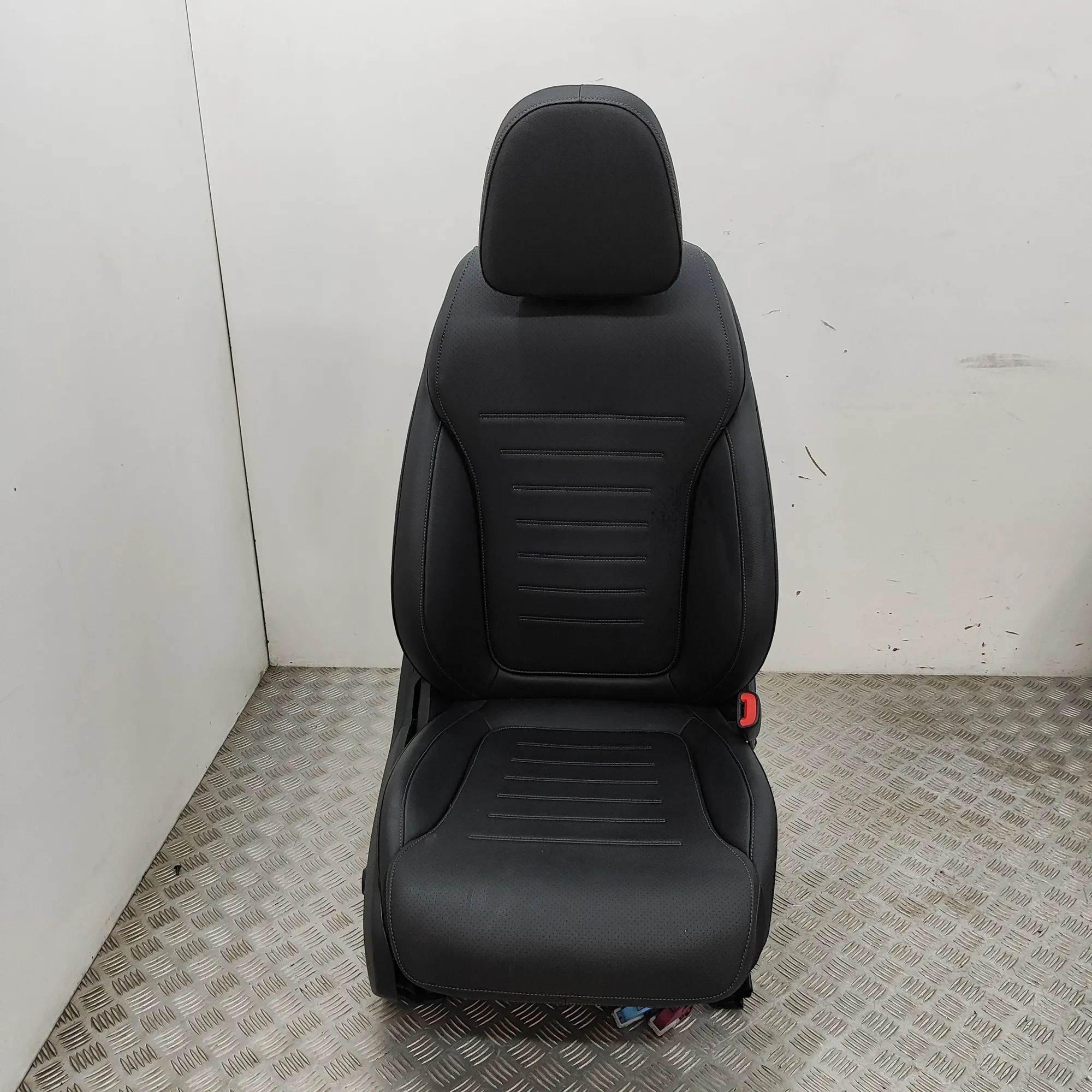 Mercedes-Benz A (W177) Front Right Seat A2069104703, A2069105106, A0009101016 Front Rig...