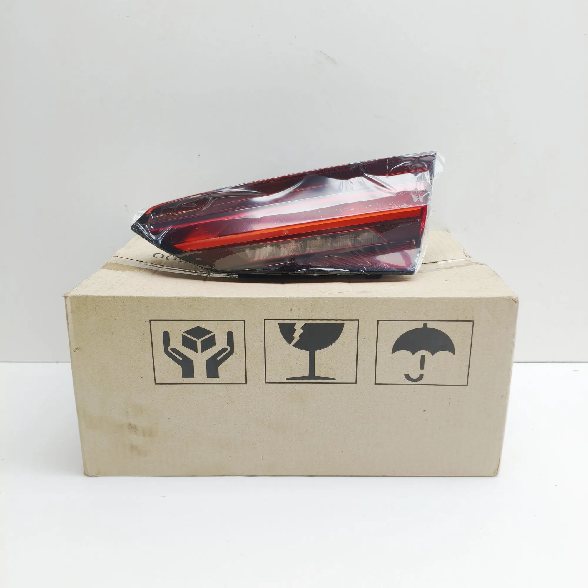 Audi A5 (B8) Right Side Tailgate Tail Light 8W6945094AA Right Side Tailgate Tail Light AUDI...