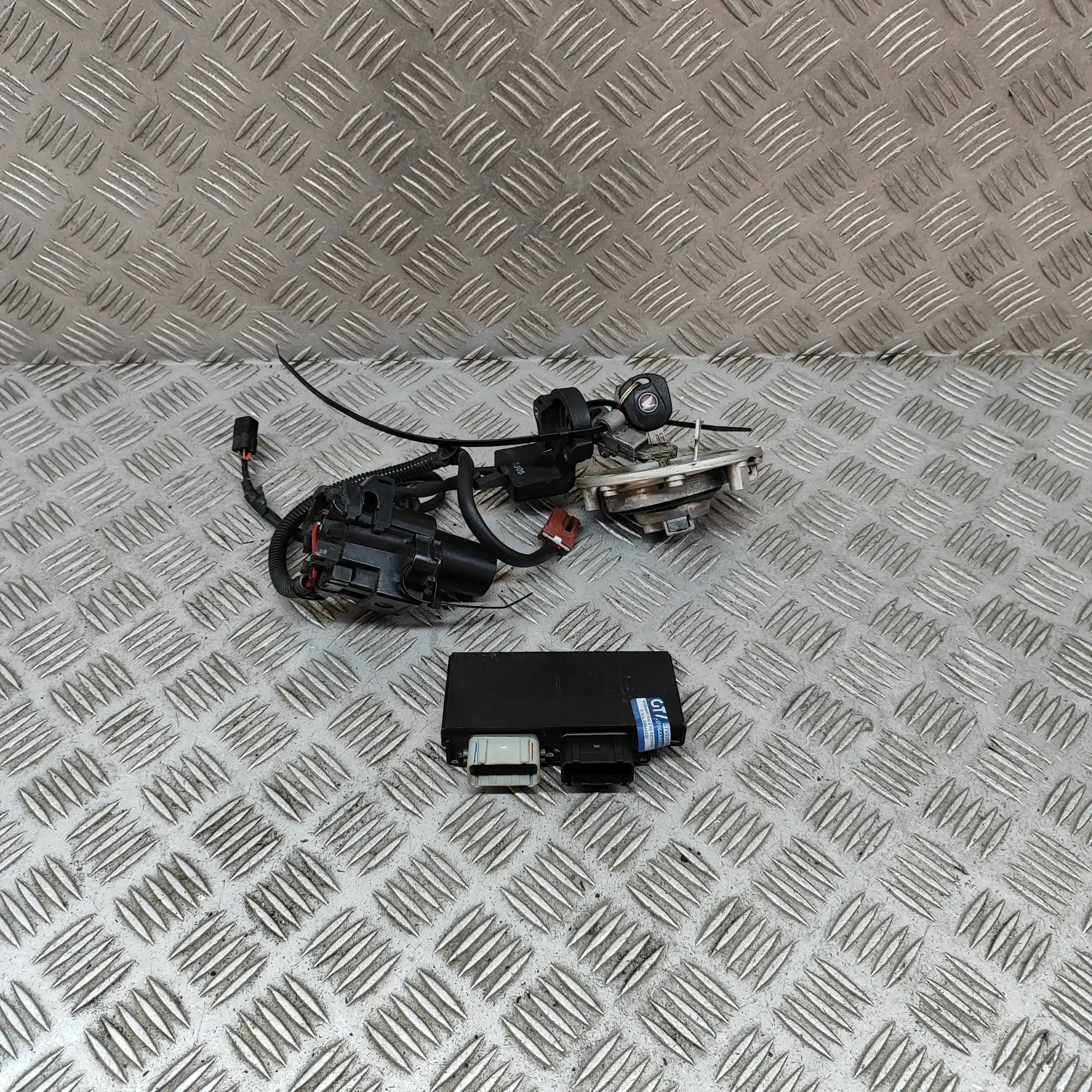 Complete lock set tank cap ignition switch set Brand/Model: HONDA CBR
Year: 2008
Engine: 1000 ...