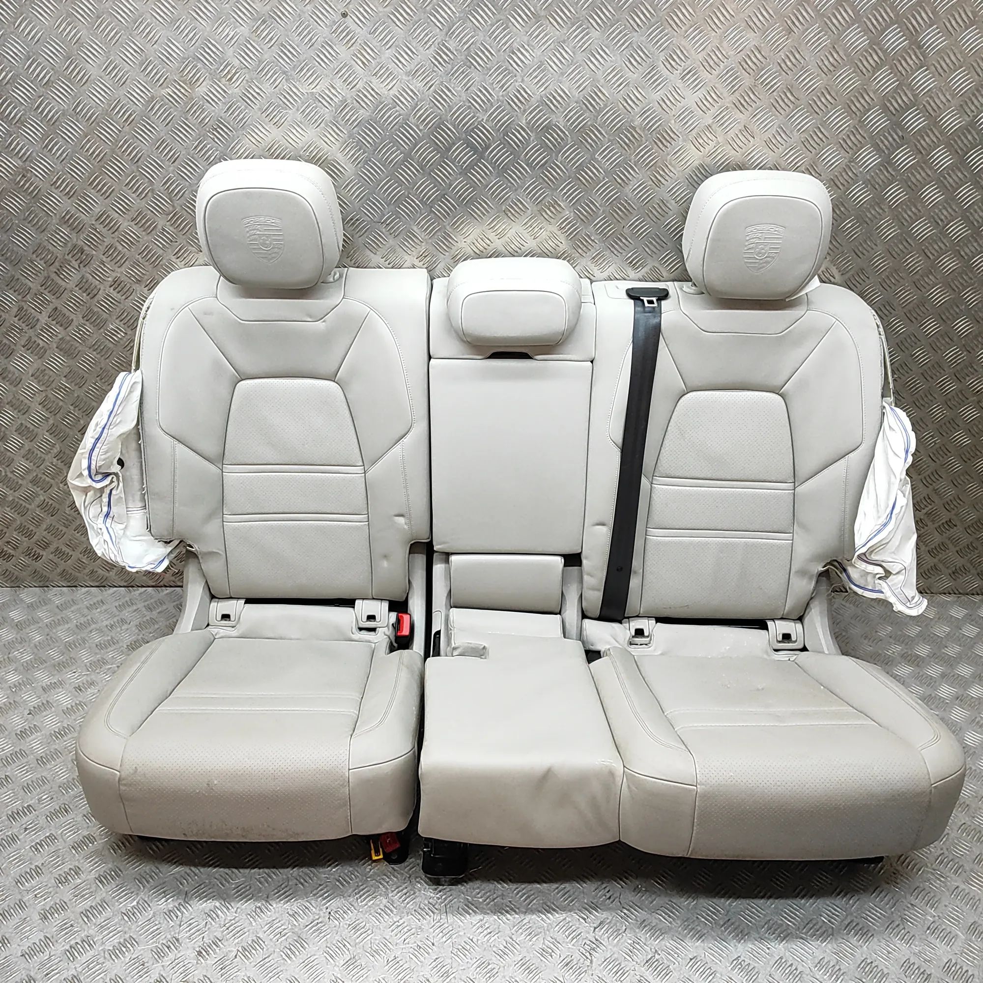 Porsche Cayenne Takapenkki 9Y0885002, 9Y3885375F, 9Y0885001, 9Y3885376B Re...