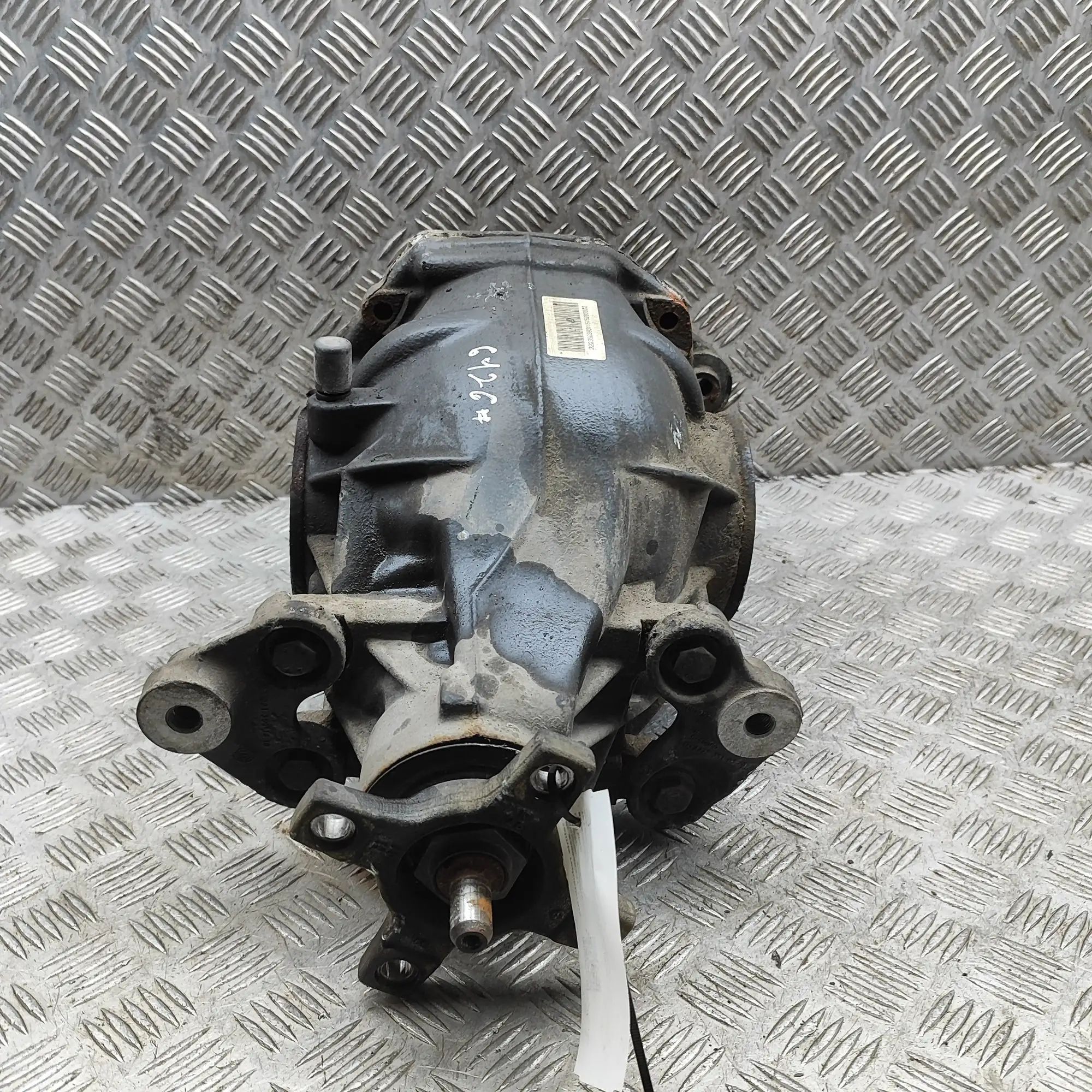 Mercedes-Benz A (W176) takatasauspyörästö A2223508800, A2223503801 Rear Differential MERC...