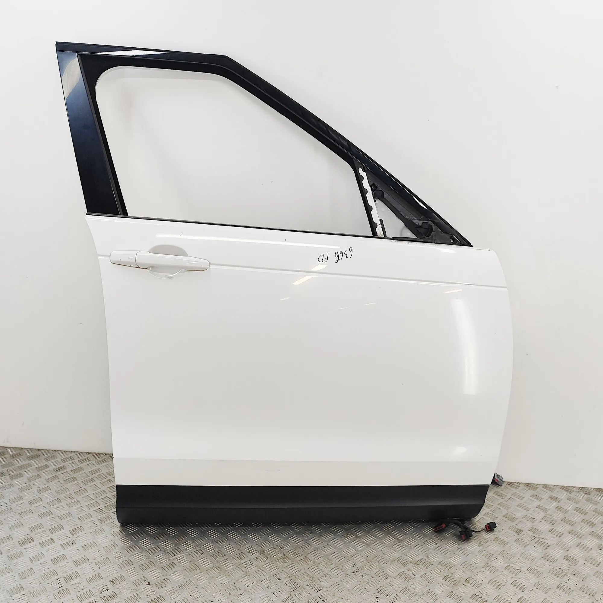 Land Rover Discovery Front Right Door HY32-20124-AB Front Right Door LAND ROVER DISCO...