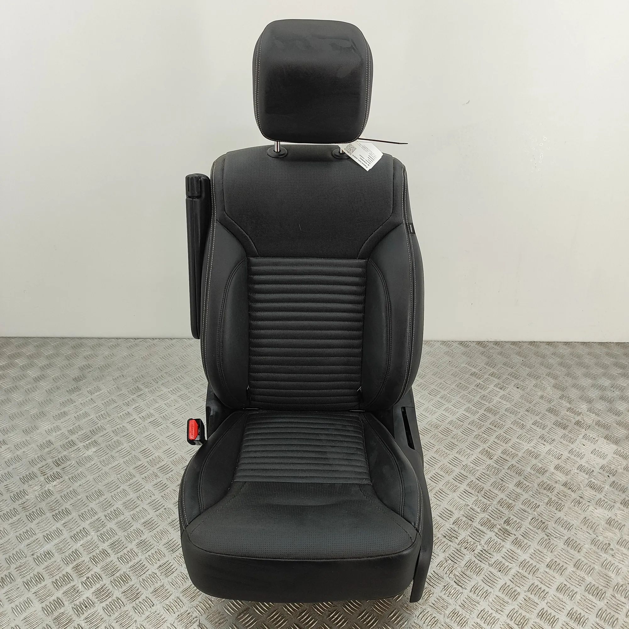 Land Rover Discovery Front Left Seat MK72-603B63-AB Front Left Seat LAND ROVER DISCO...
