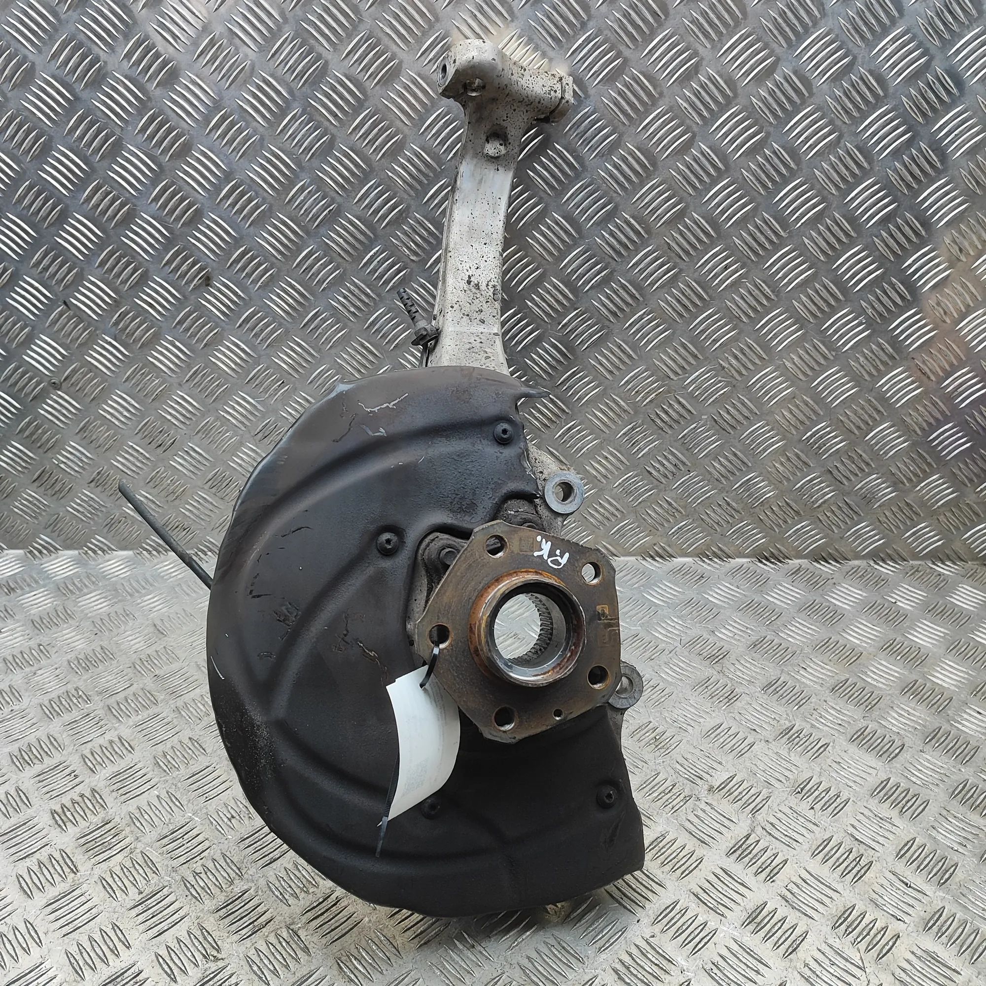 Volkswagen Touareg Front Left Wheel Hub 8W0407613C, 4M0407241AA Front Left Wheel Hub VW...