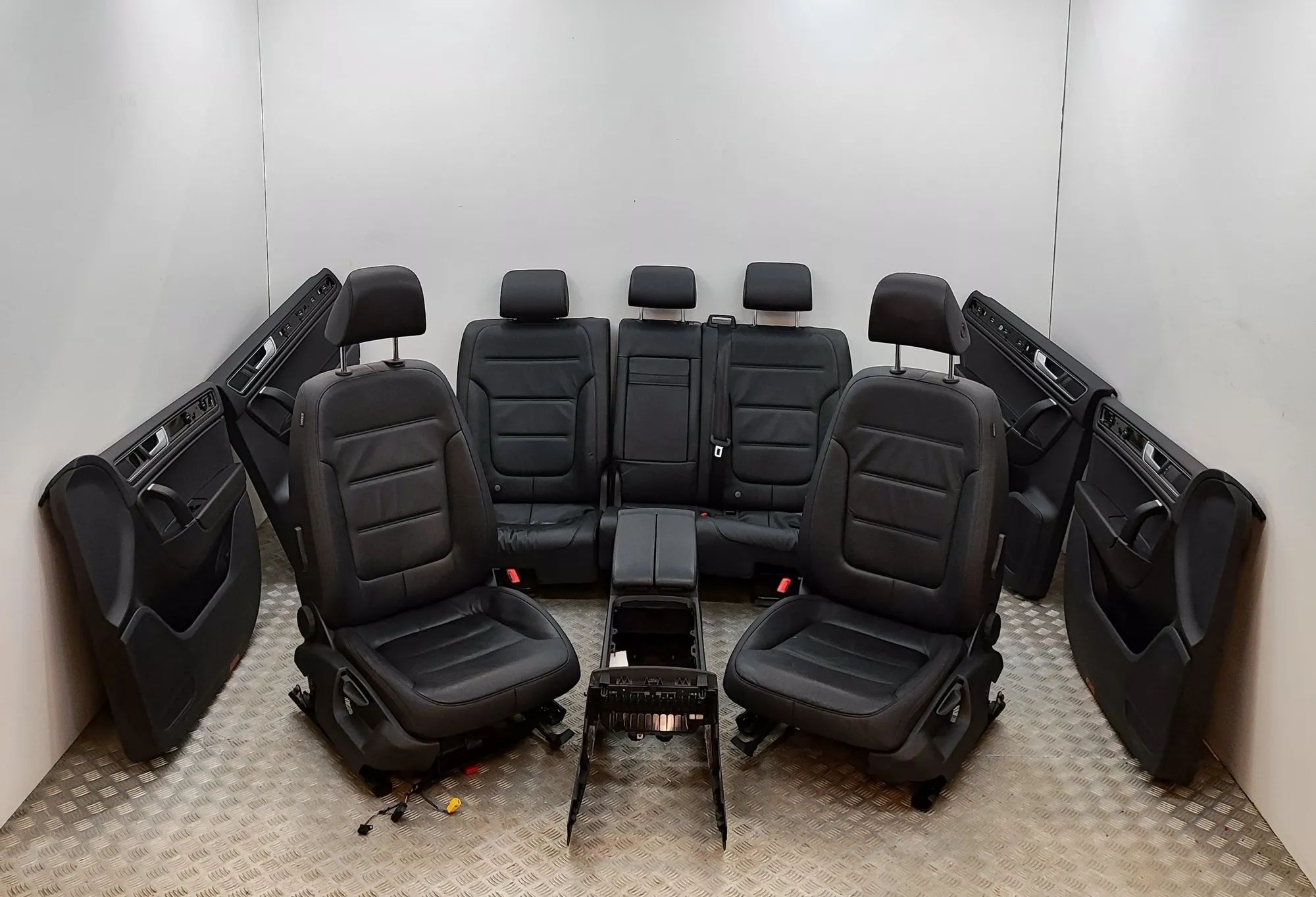 Volkswagen Touareg Interior Seats With Door Cards Kit 7P2863241, 7P6867211, 7P2867012, 7P6881105B Int...