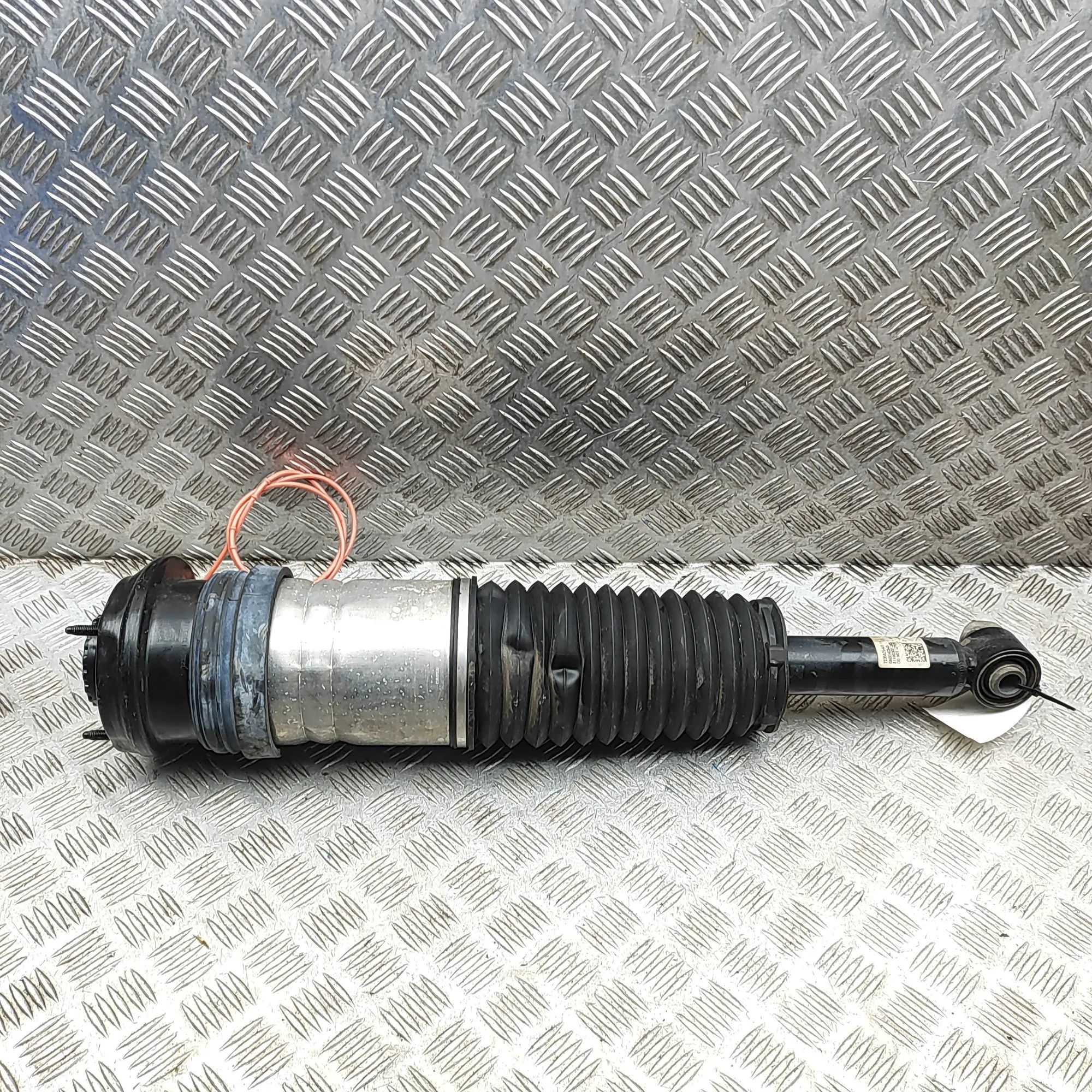 BMW 5 (G30 / G31) Rear Left Air Shock Absorber 7235825441, 5A01D95 Rear Left Air Shock Absorbe...