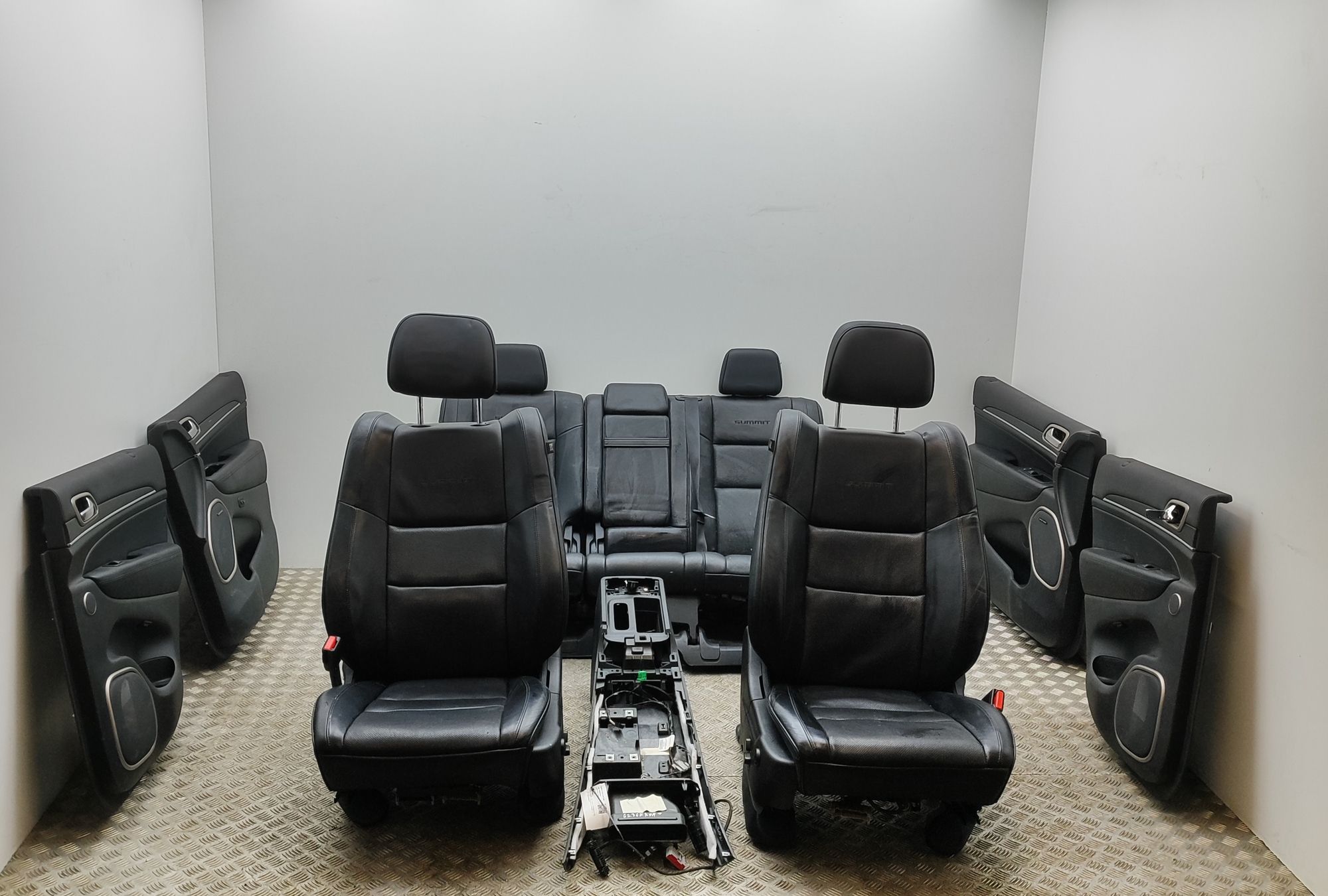 Jeep Grand Cherokee (WK) Interior Seats W/ Door Cards Kit K5SU712X9AA, K5SU722X9AA, K5SU732X9AA, K5SU702X...