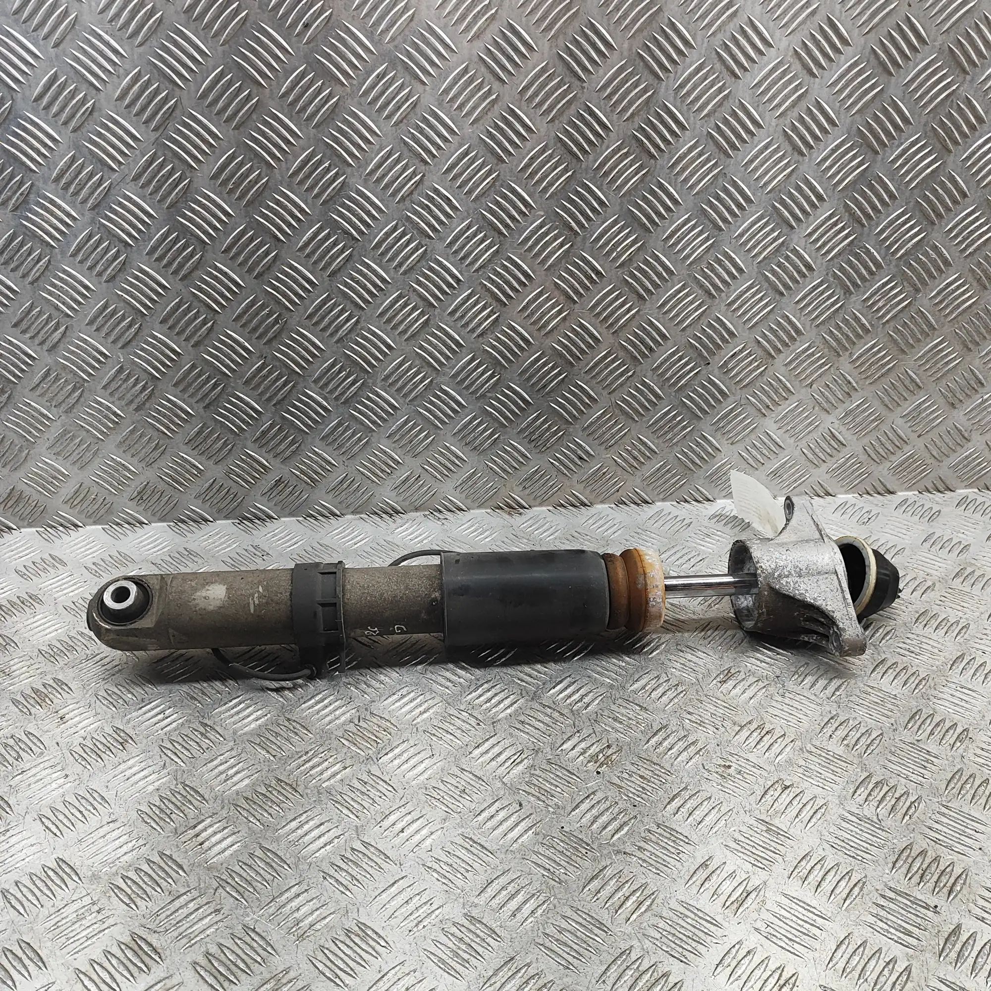 BMW 3 (G20 / G21) Rear Left Shock Absorber 8098635, 8091379 Rear Left Shock Absorber BMW 3...