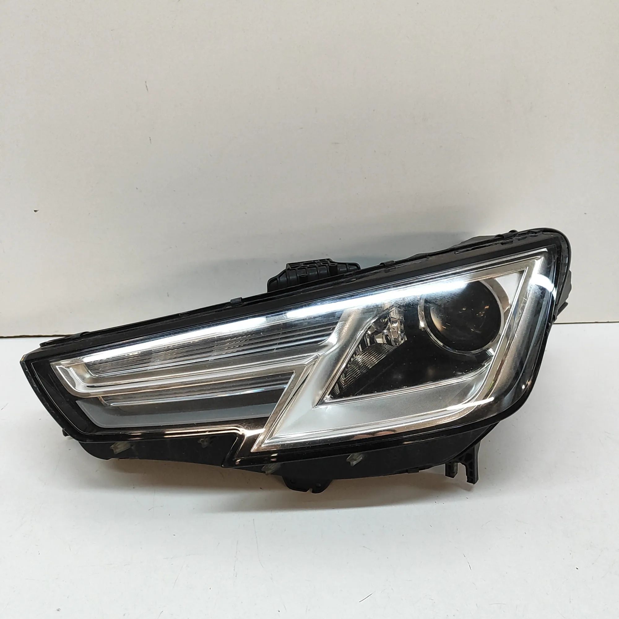 Audi A4 (B9) Front Left Headlight 8W0941005 Front Left Headlight AUDI A4 (Avant 8...