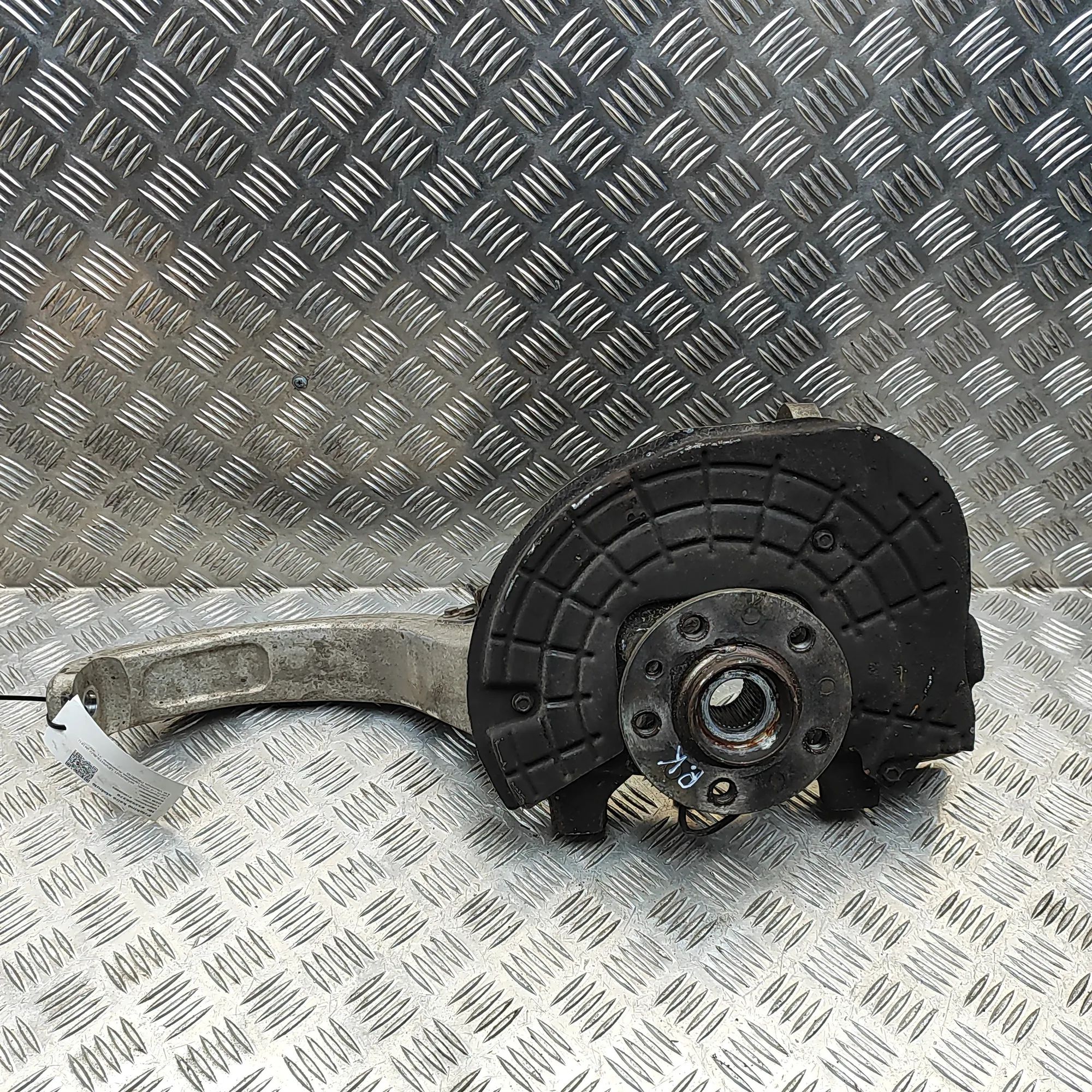 Maserati Levante Front Left Wheel Hub 670102319, 670034829 Front Left Wheel Hub MASER...