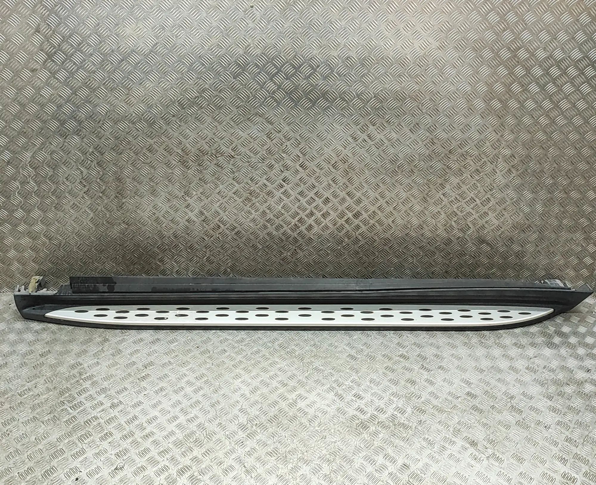 Mercedes-Benz GL / GLS (X166) Left Side Plastic Sideskirt Cover A1666900010, A1666900075 Left Side Plastic Side...