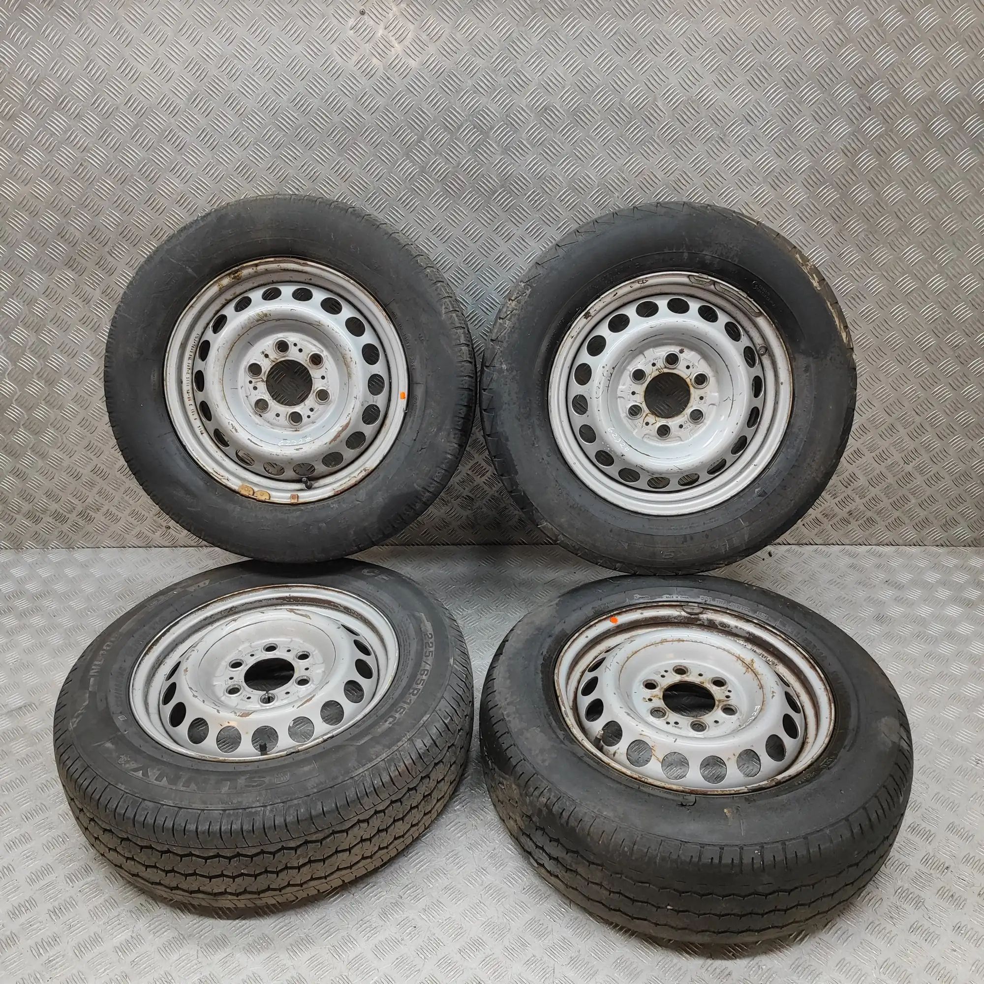 Mercedes-Benz Sprinter (W907 / W910)  Alloy Wheel Set A9104011400, A9104011300 Alloy Wheel Set MERCED...